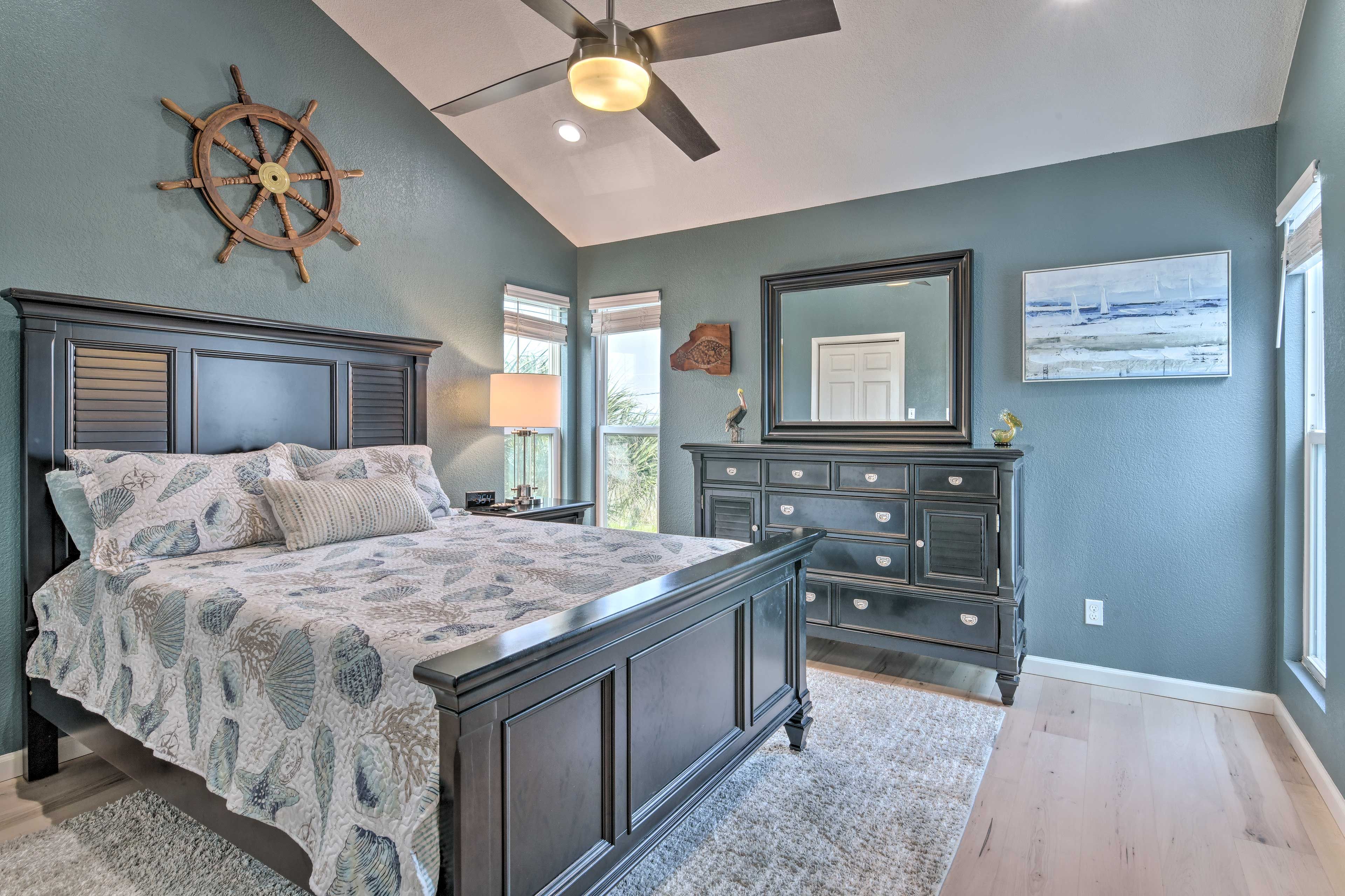 Bedroom 1 | Queen Bed | 1st Floor