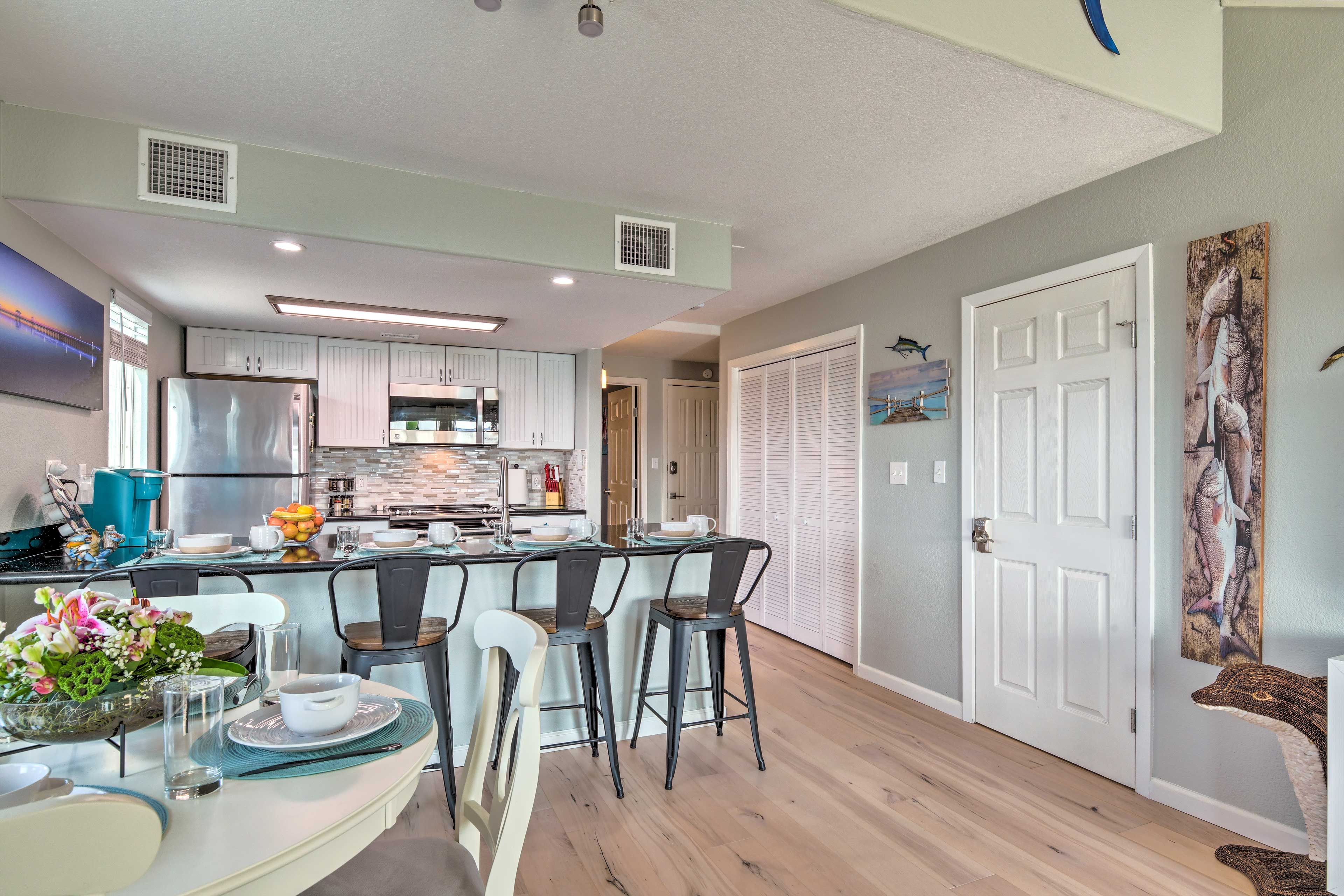 Dining Area | Dishware & Flatware Provided