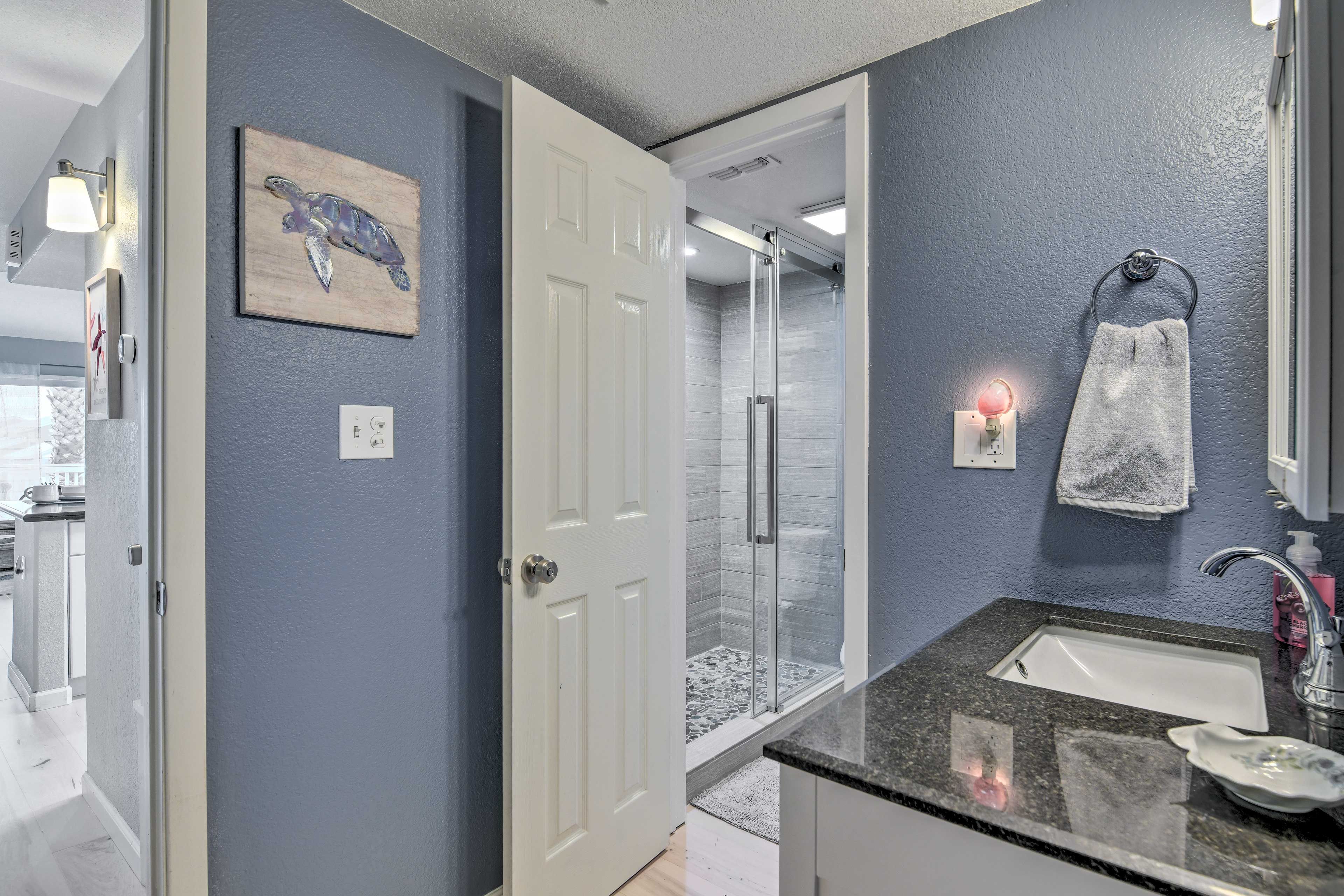 Full Bathroom | Complimentary Toiletries