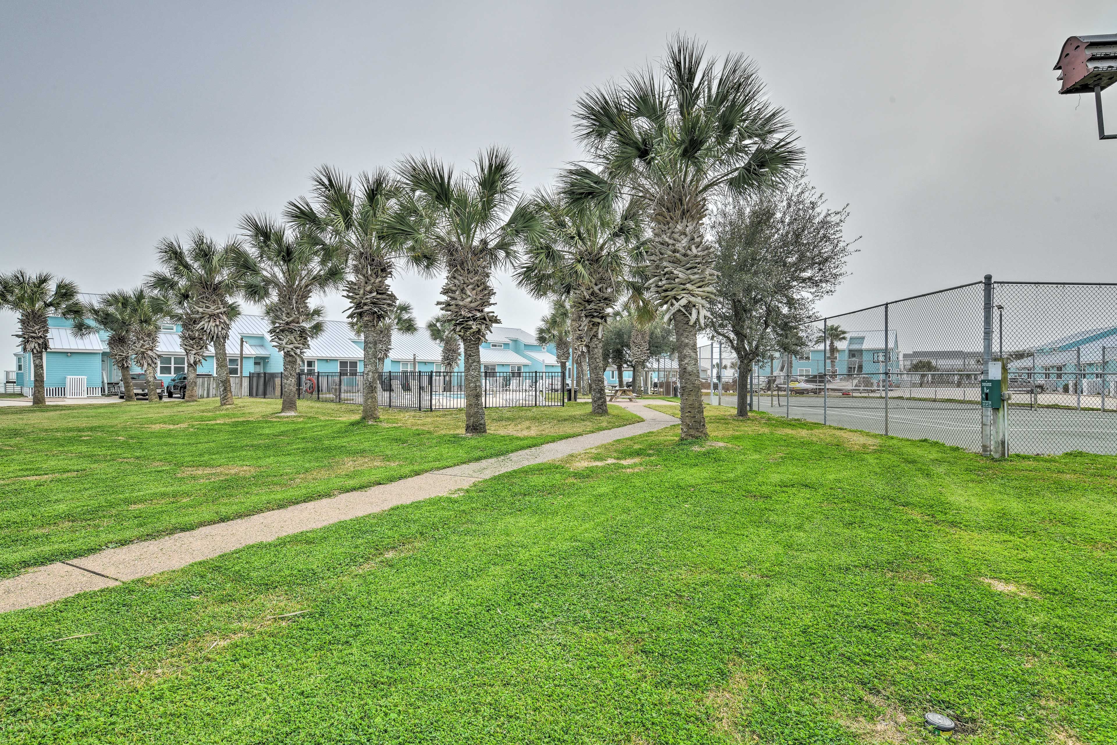 Community Amenities | Tennis, Pool & Hot Tub