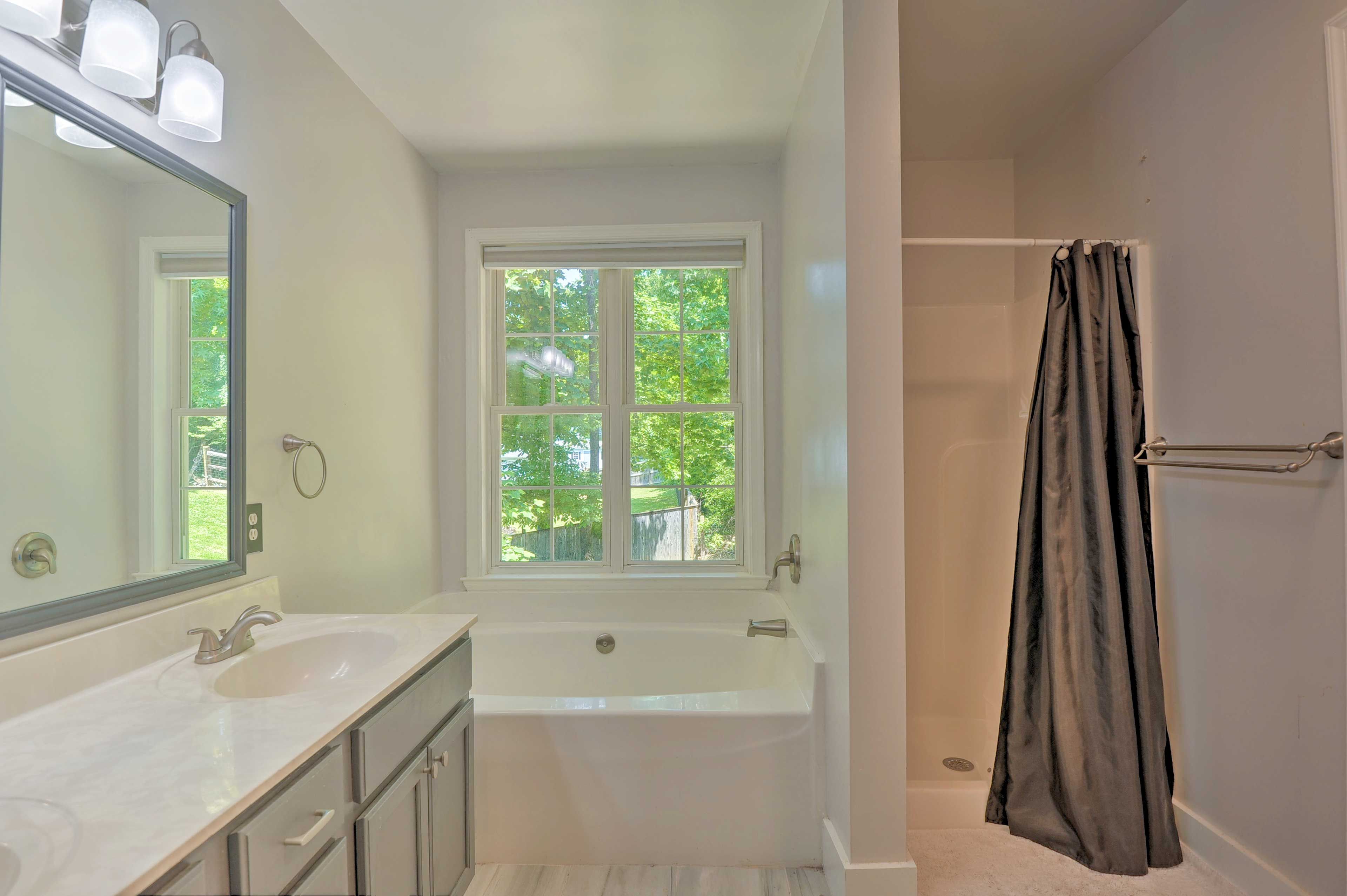 Full Bathroom | Complimentary Toiletries | 1st Floor