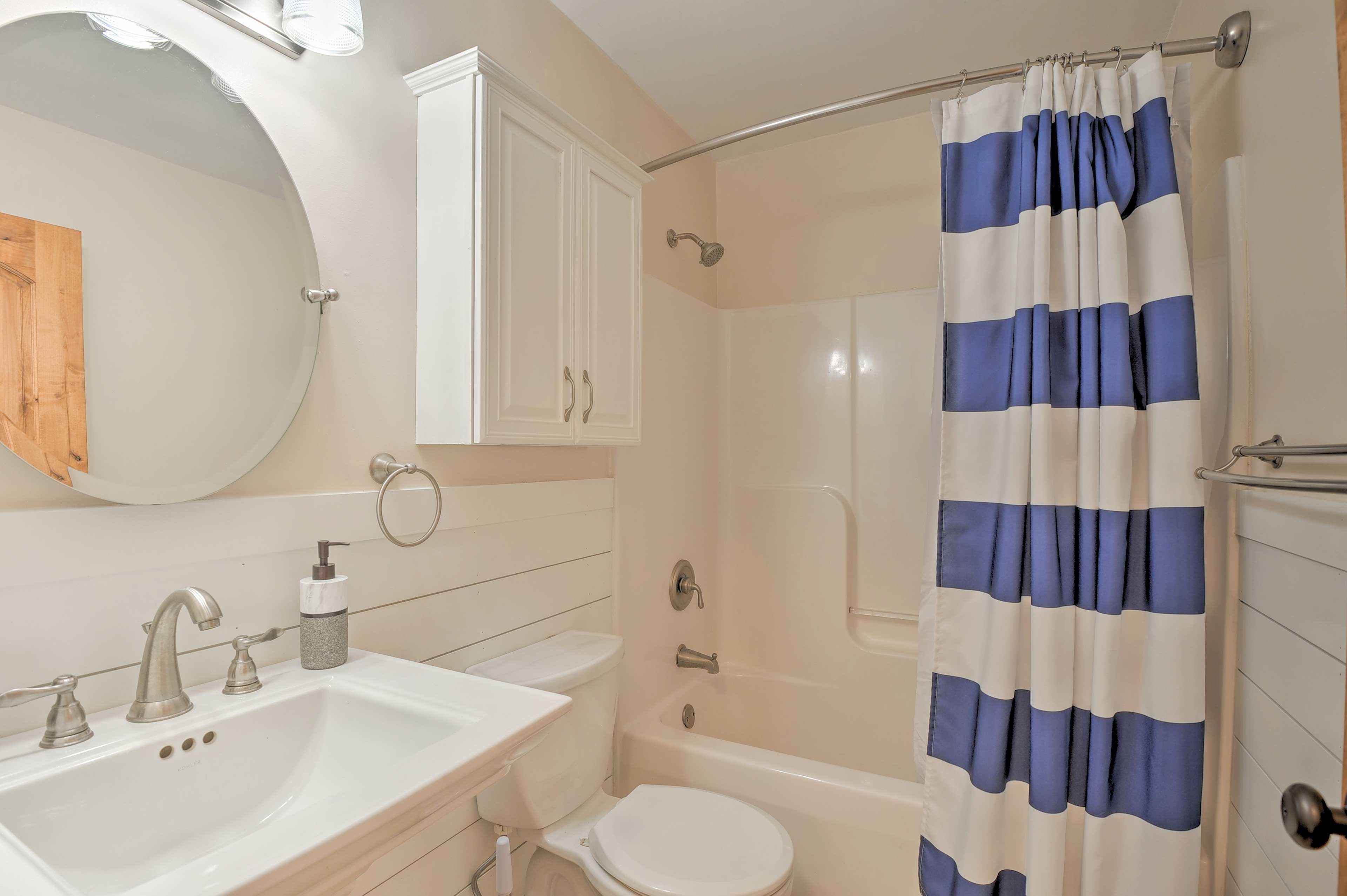 Full Bathroom | Complimentary Toiletries | 1st Floor