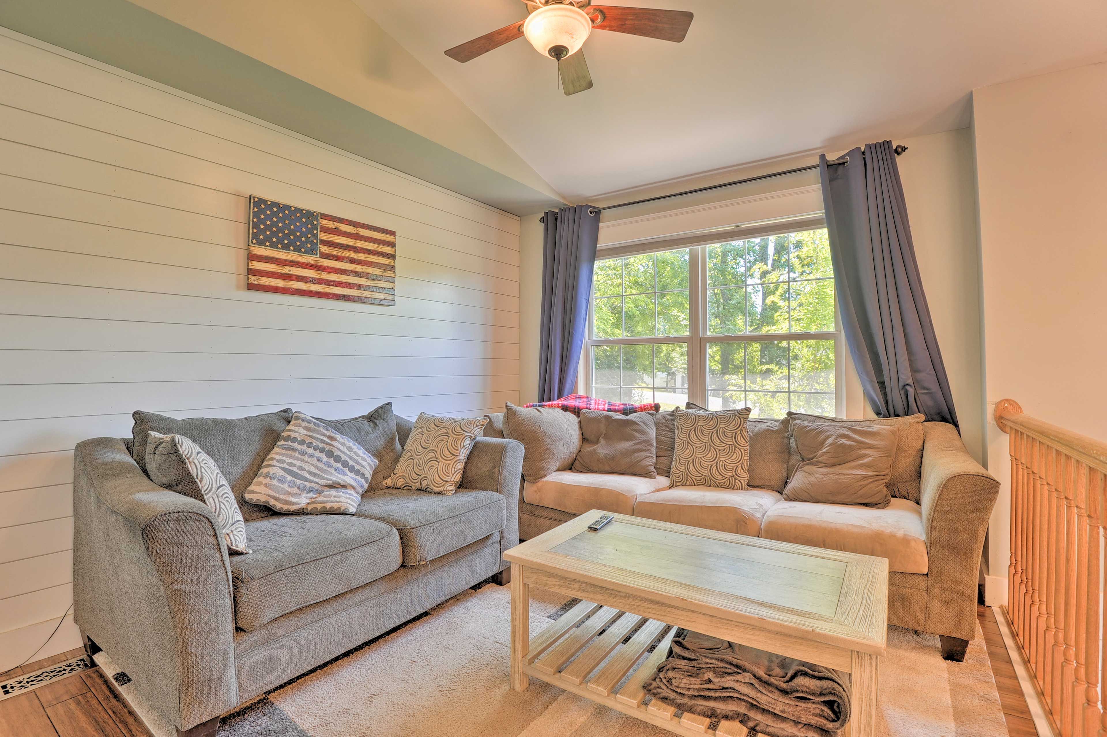 Living Area | Smart TV
