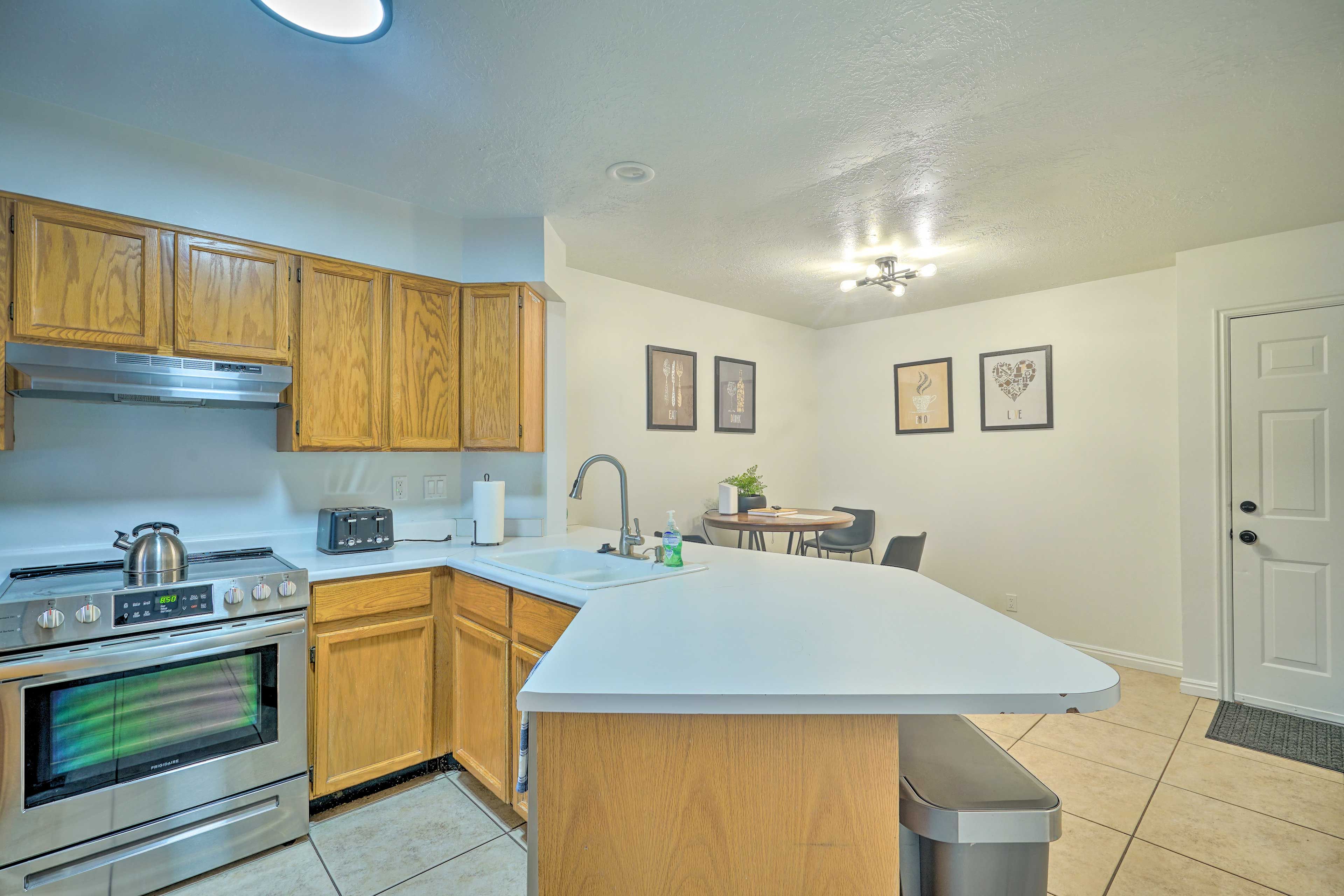 Kitchen | Fully Equipped w/ Cooking Basics