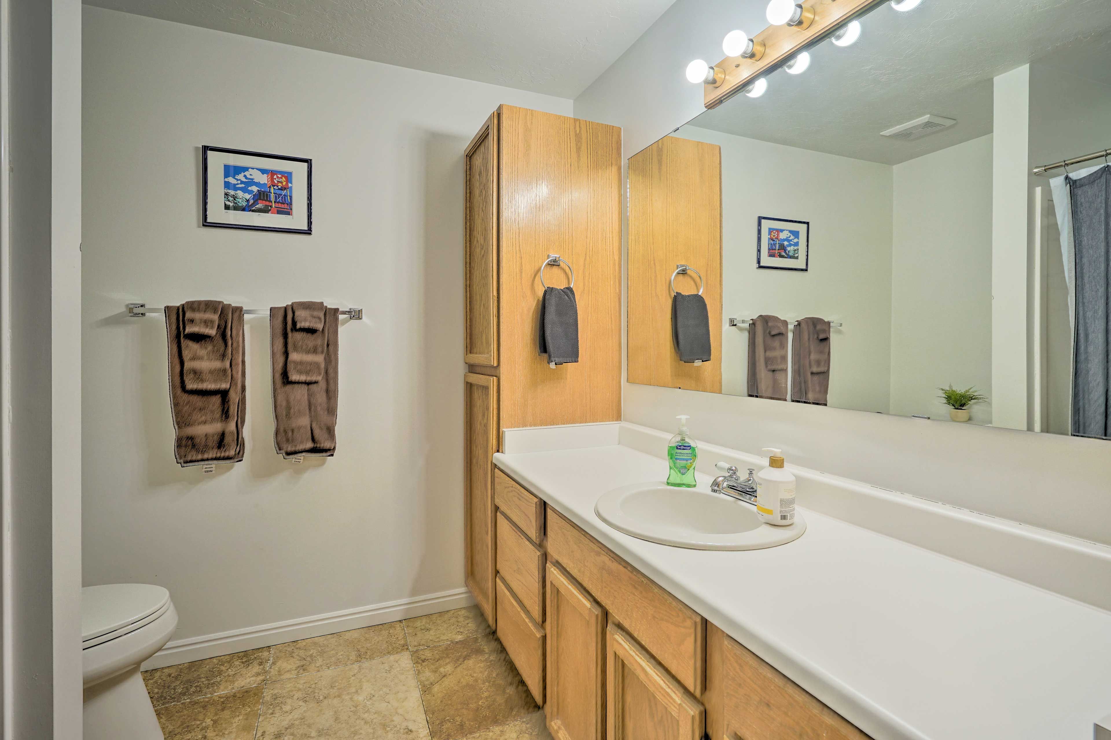Full Bathroom | TowelsProvided