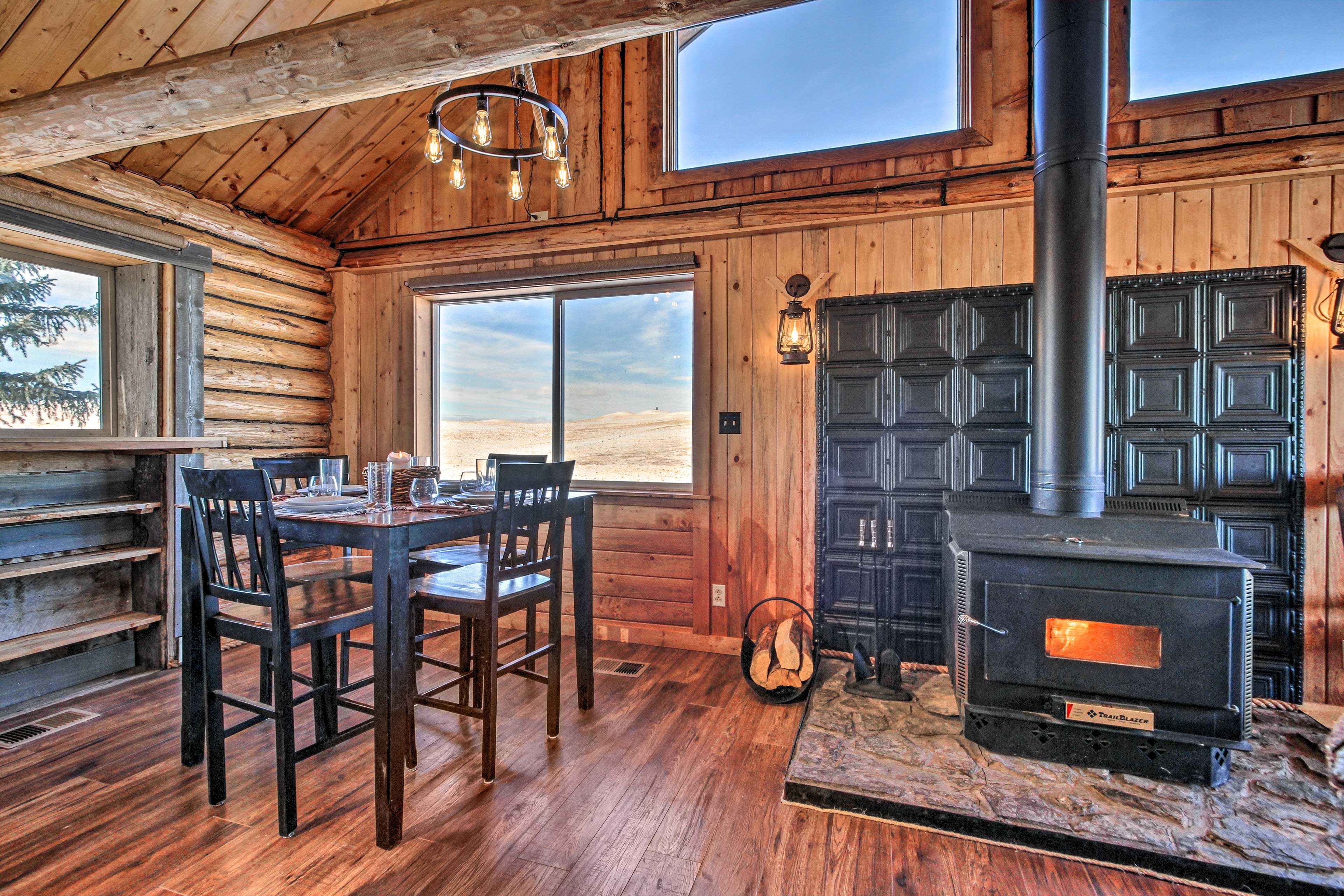 Living Room | Dining Area | Free WiFi