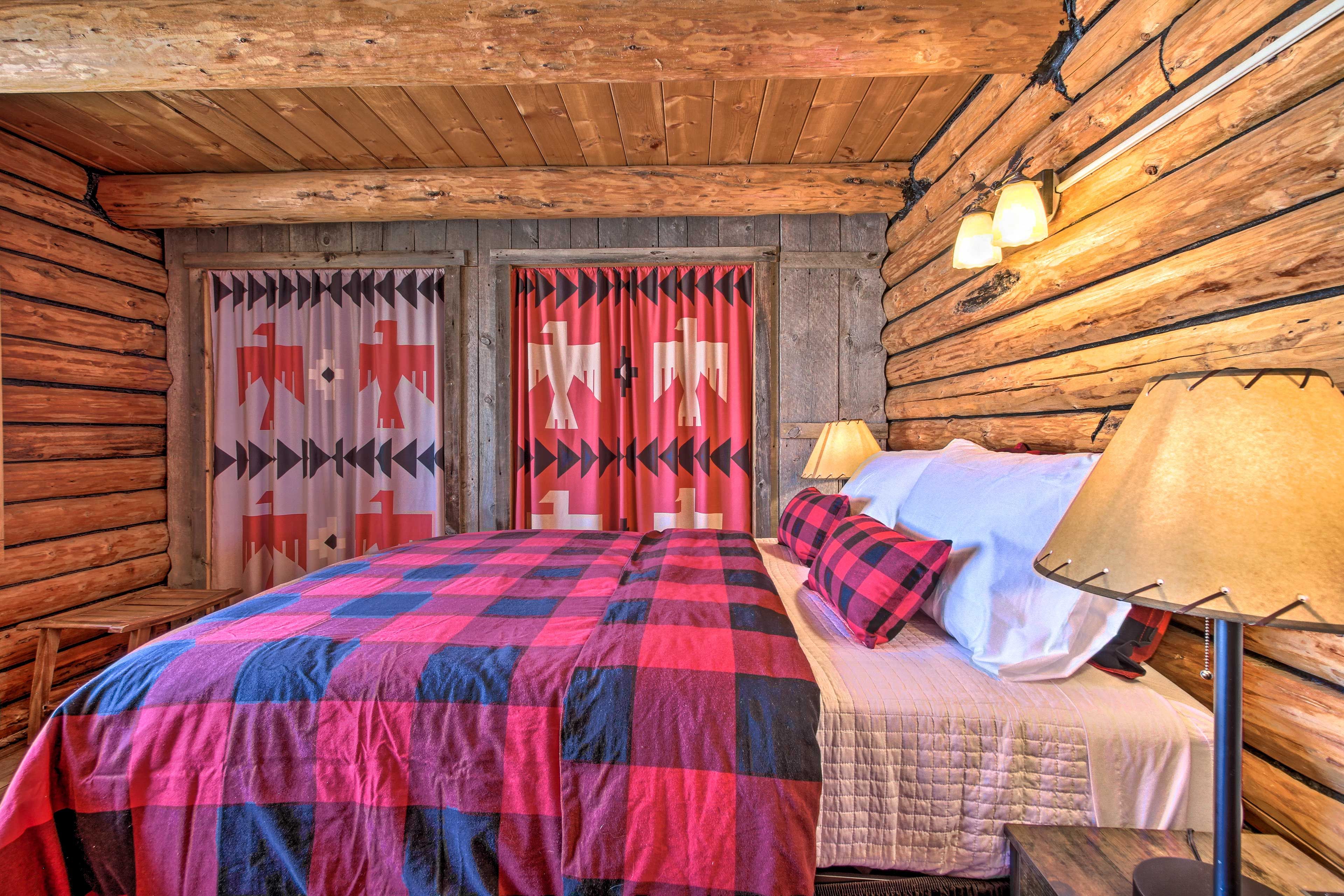 Bedroom 1 | Queen Bed