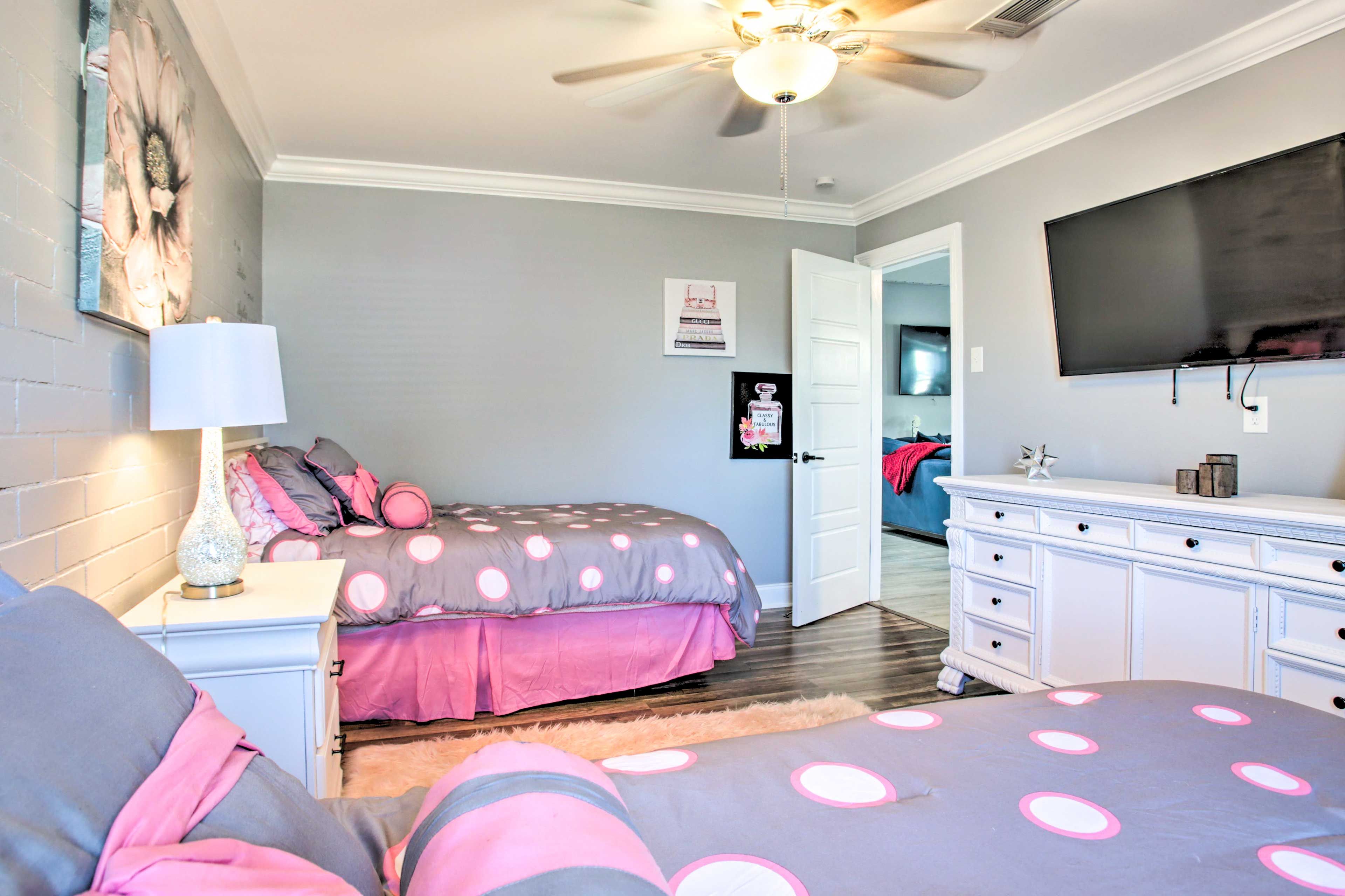 Bedroom 4 | Smart TV w/ Cable