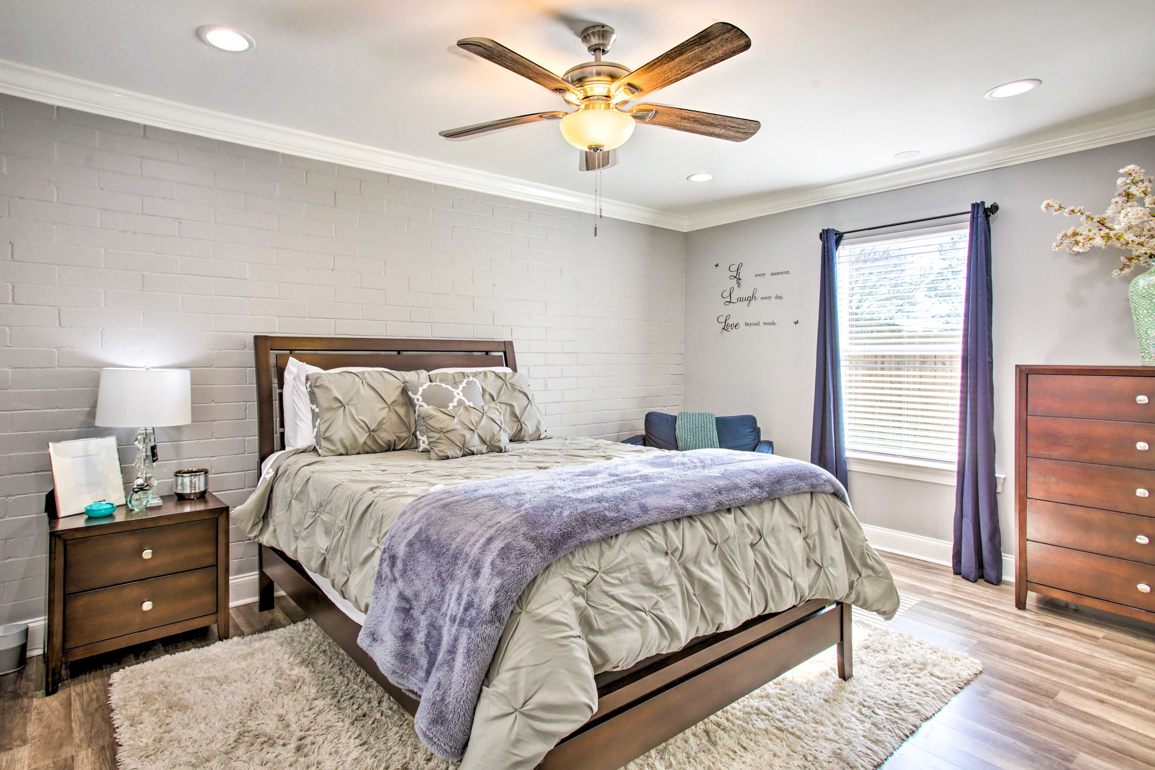 Bedroom 1 | Queen Bed