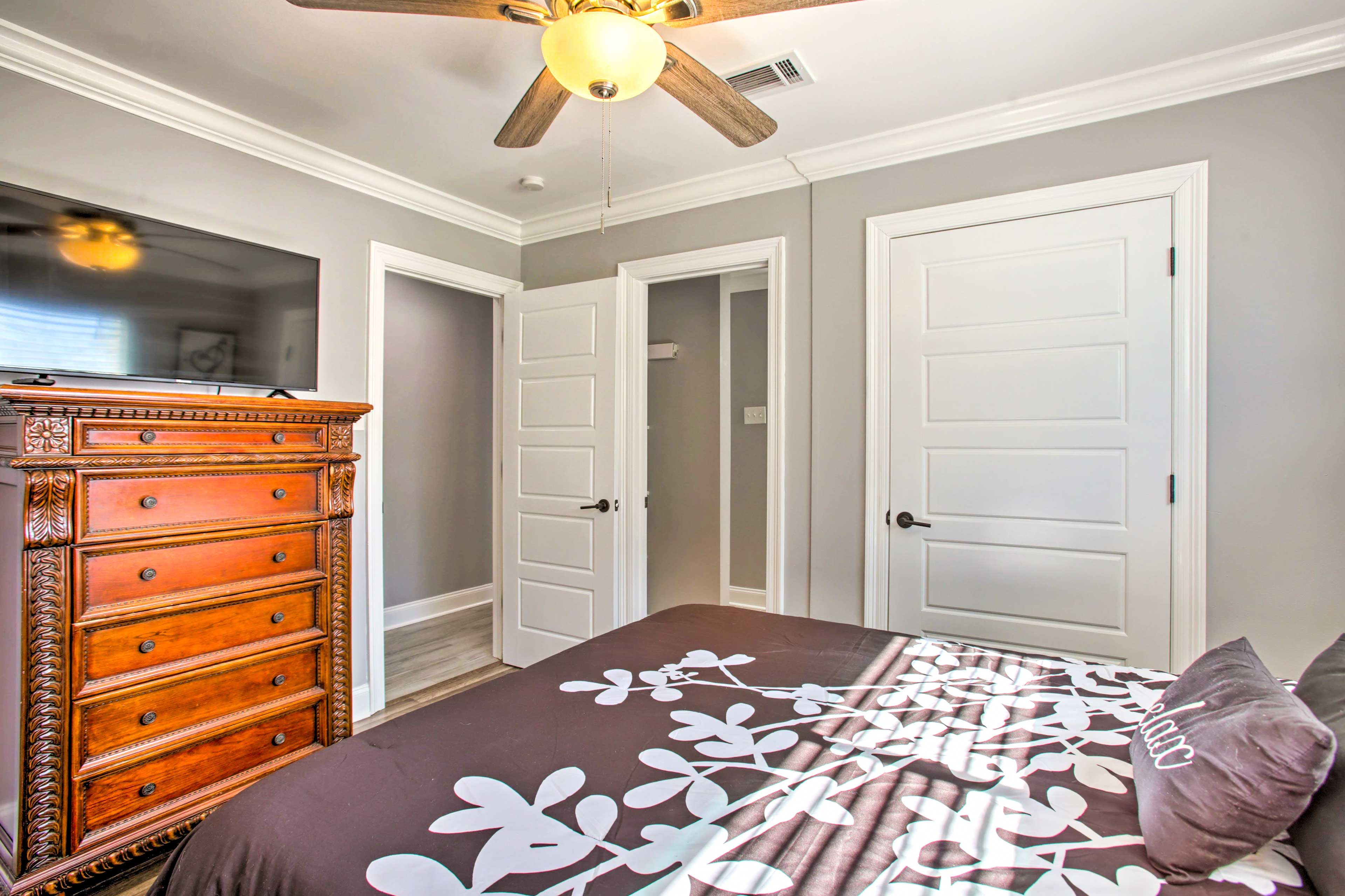 Bedroom 2 | Smart TV w/ Cable | Hangers