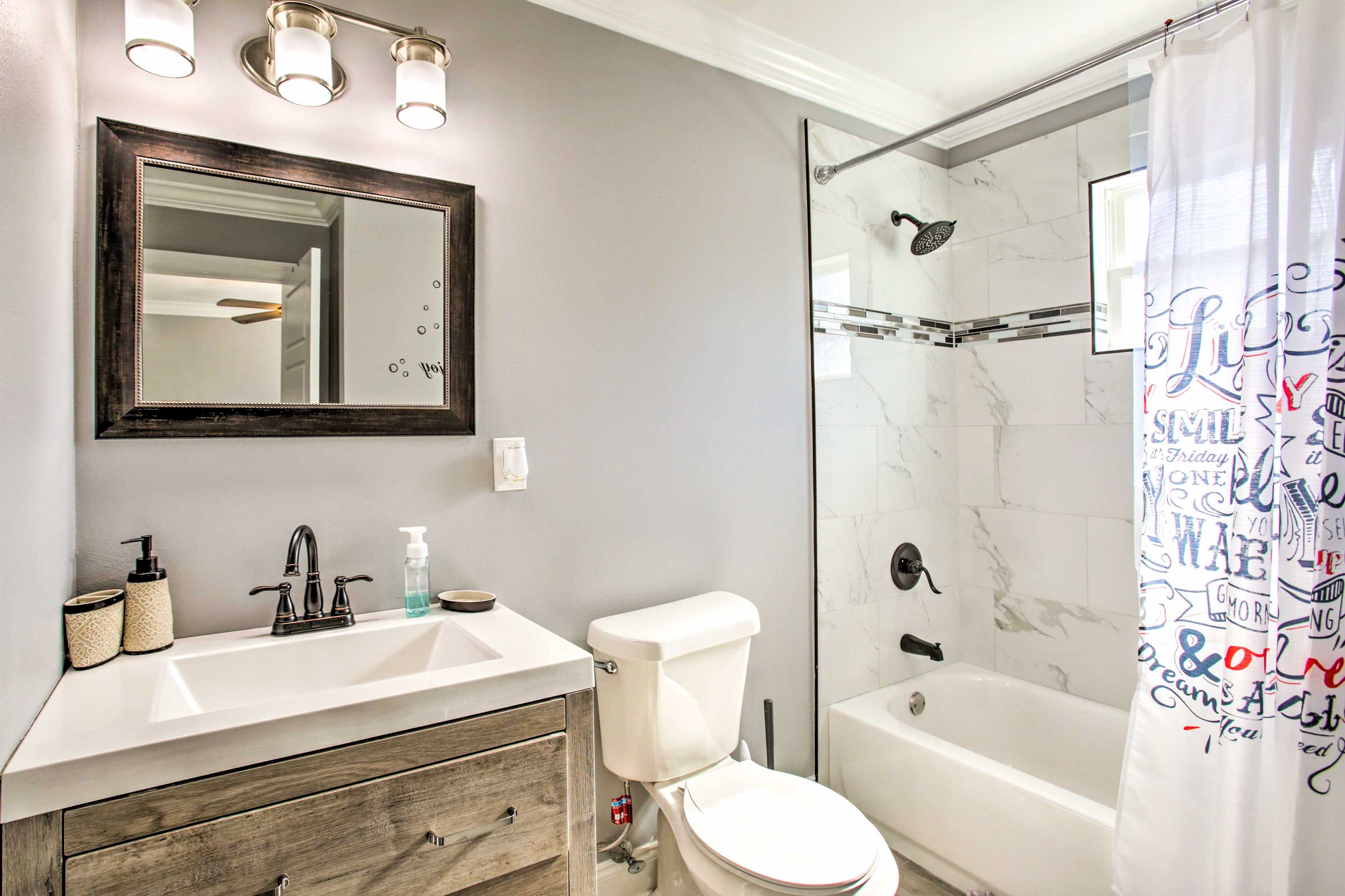Full Bathroom | Complimentary Toiletries | Towels Provided