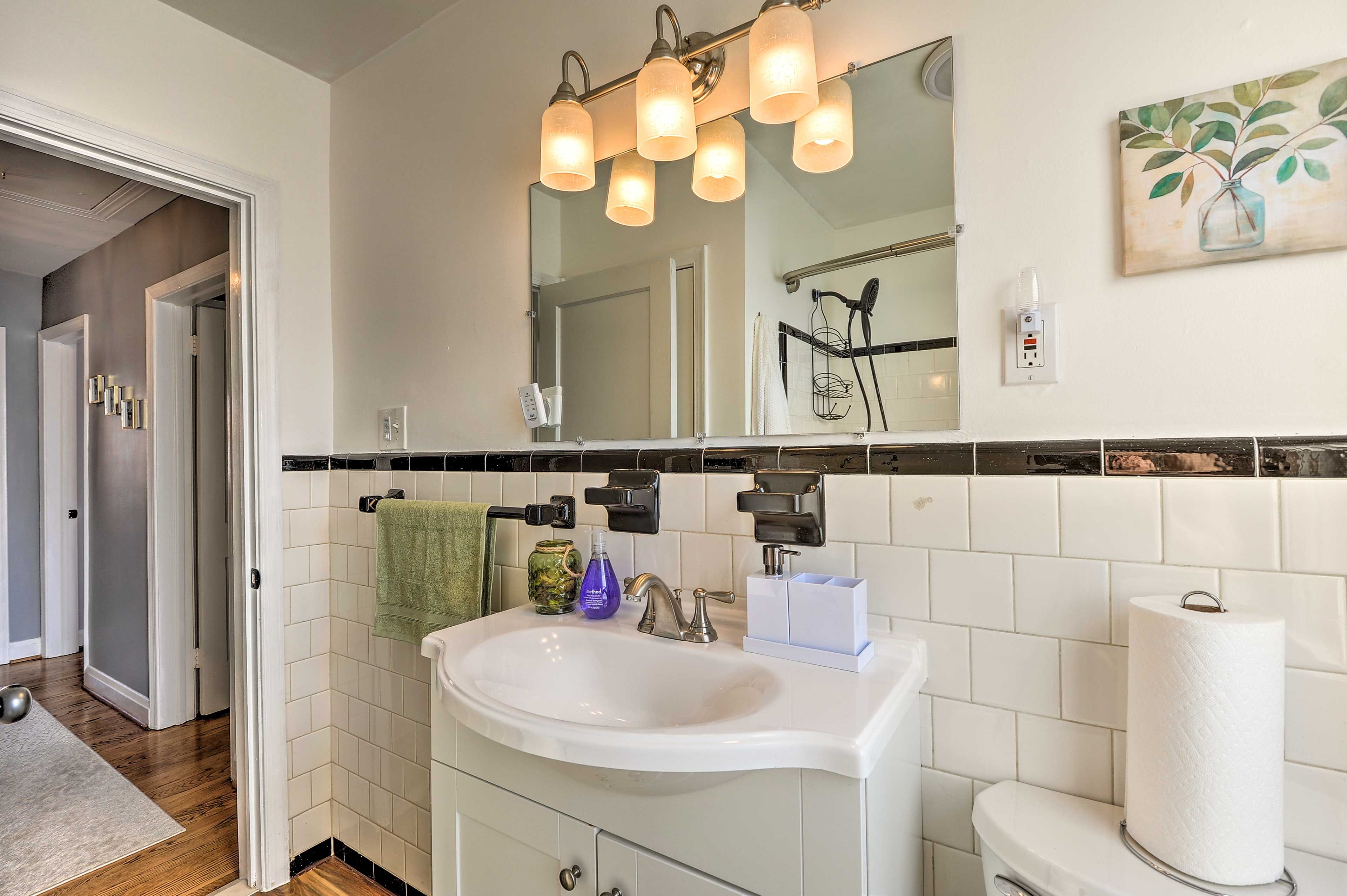 Full Bathroom | 2nd Floor | Complimentary Toiletries