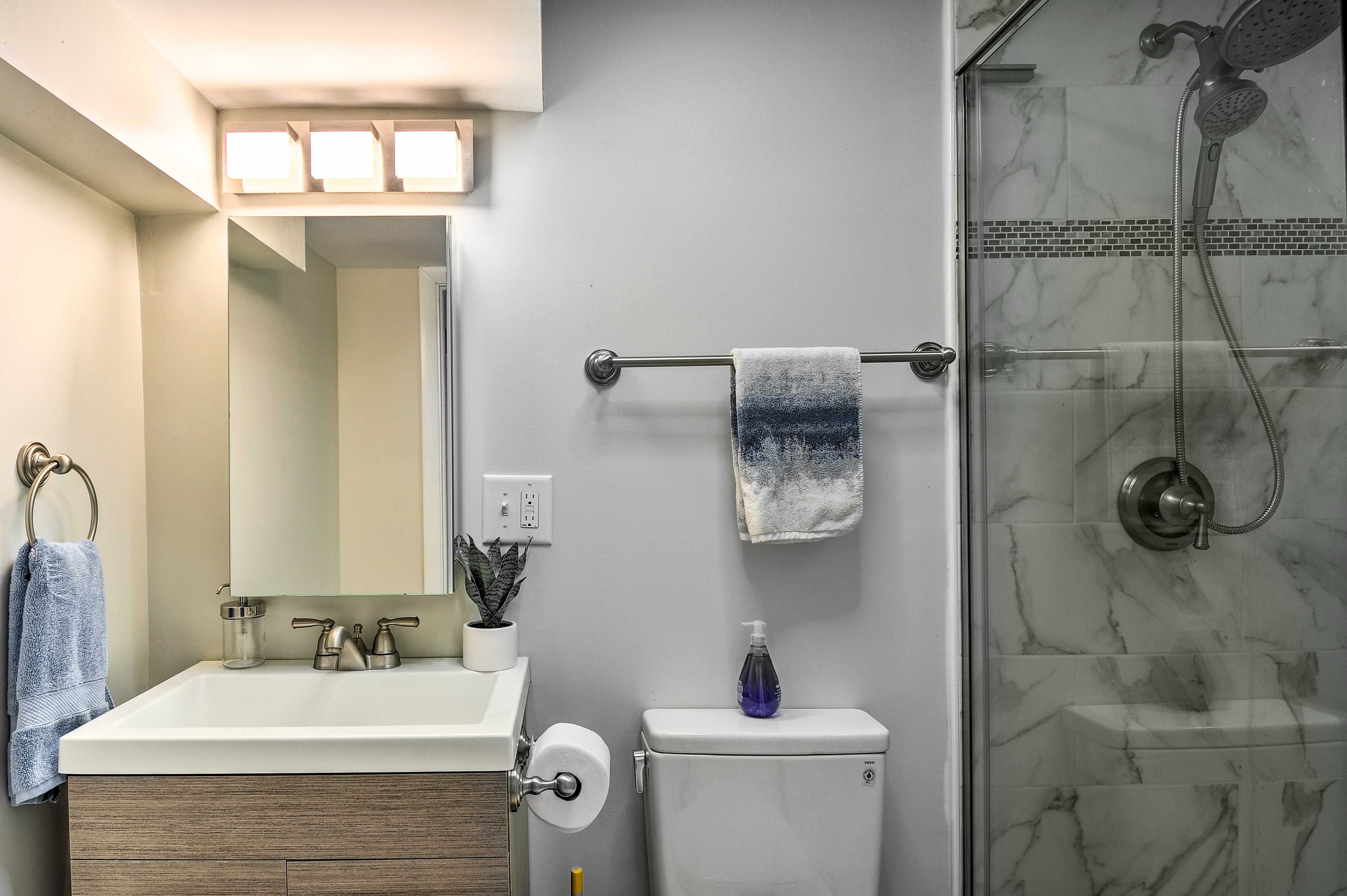 Full Bathroom | Shampoo | Hair Dryer