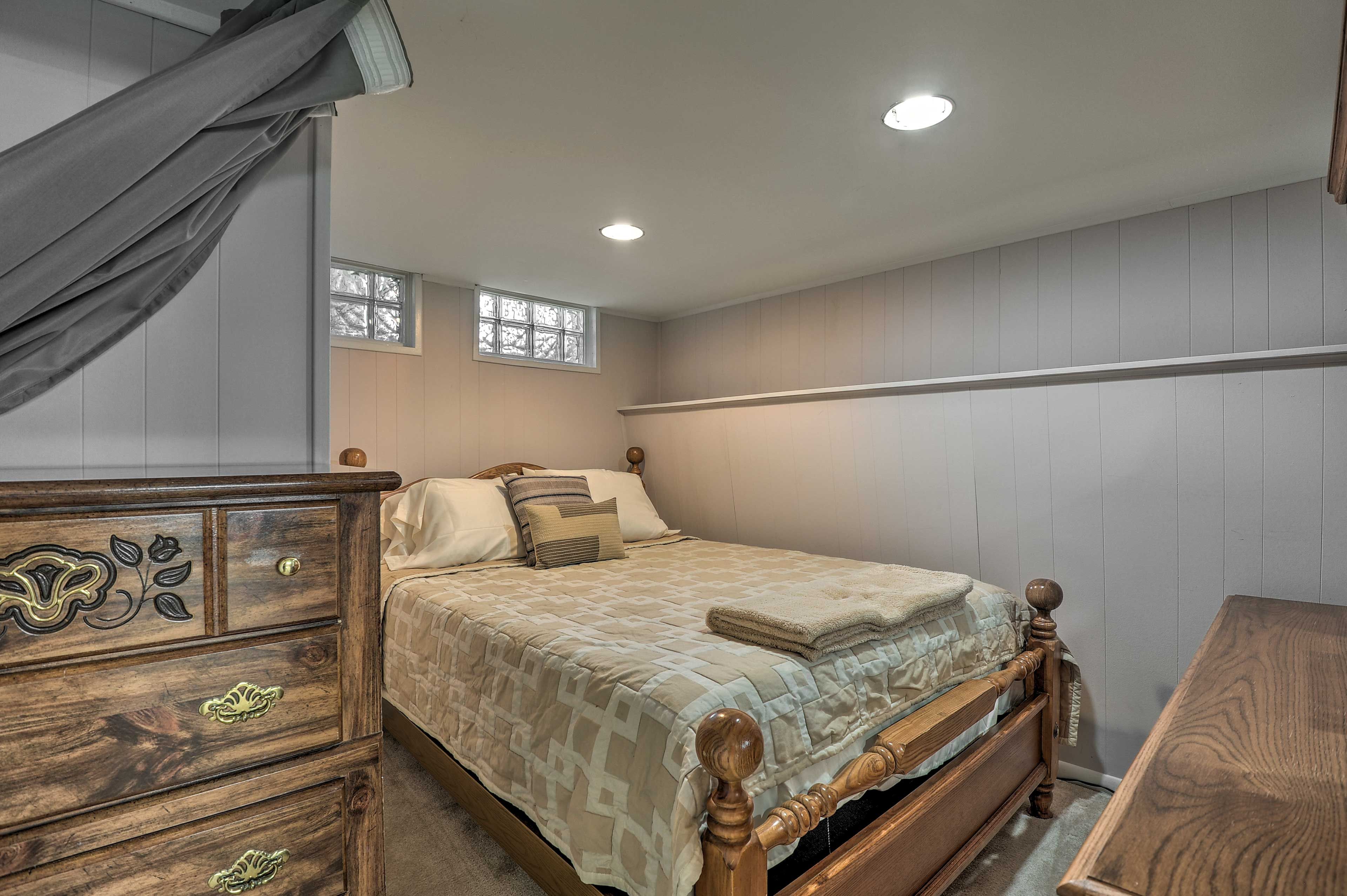 Basement | Queen Bed