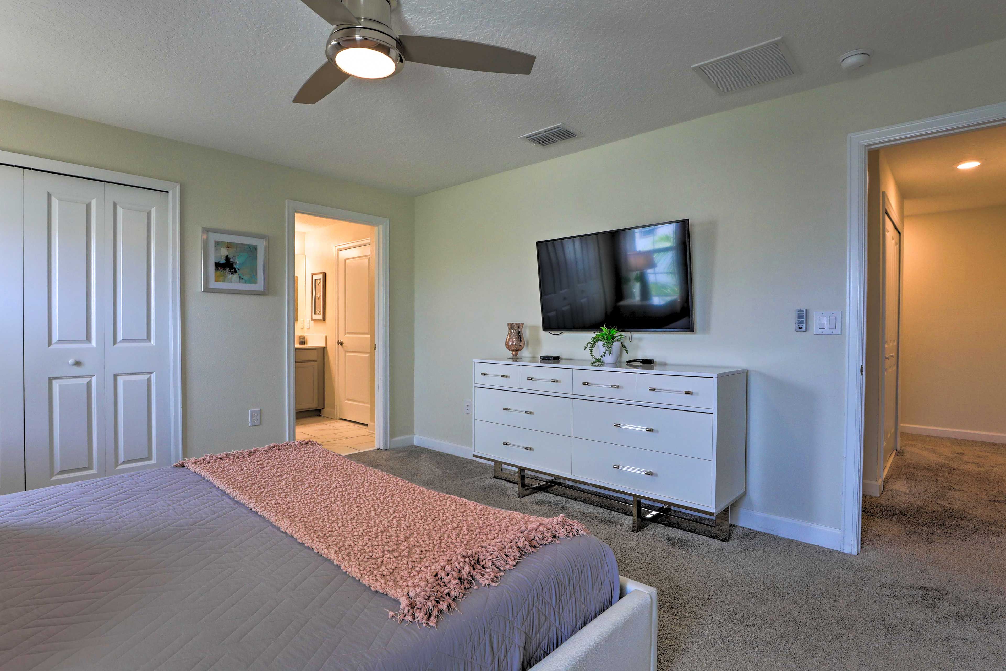 Bedroom 2 | Smart TV w/ Cable