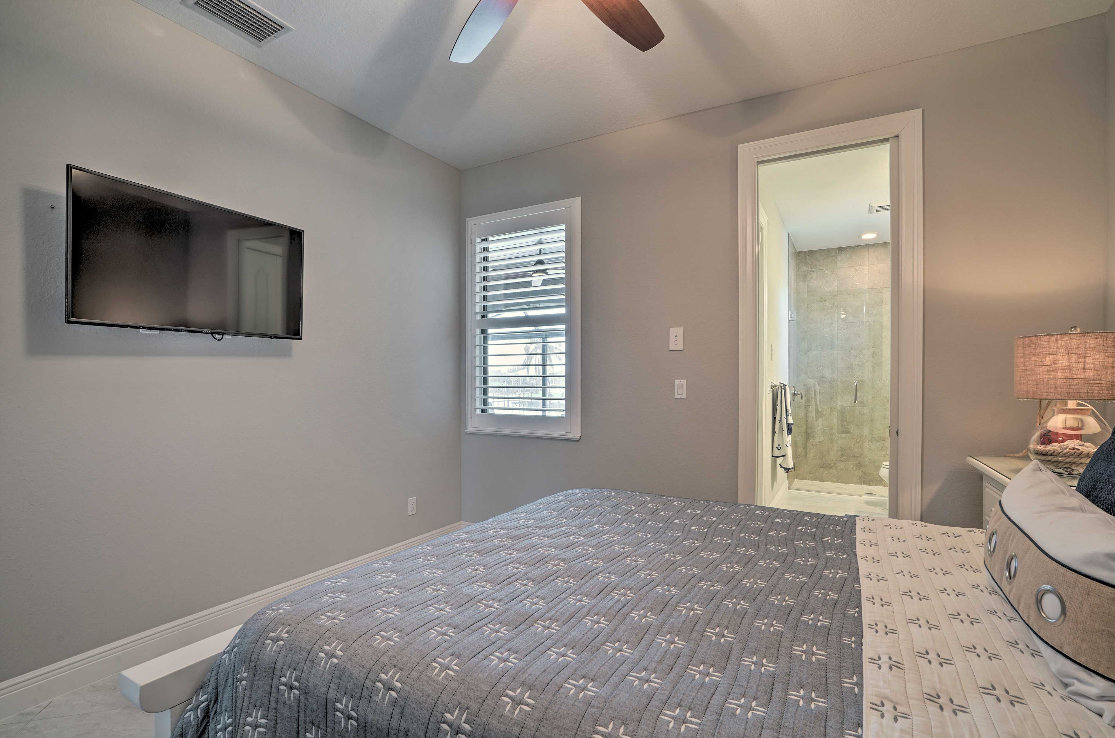 Bedroom 2 | Queen Bed | Smart TV | En-Suite Bathroom