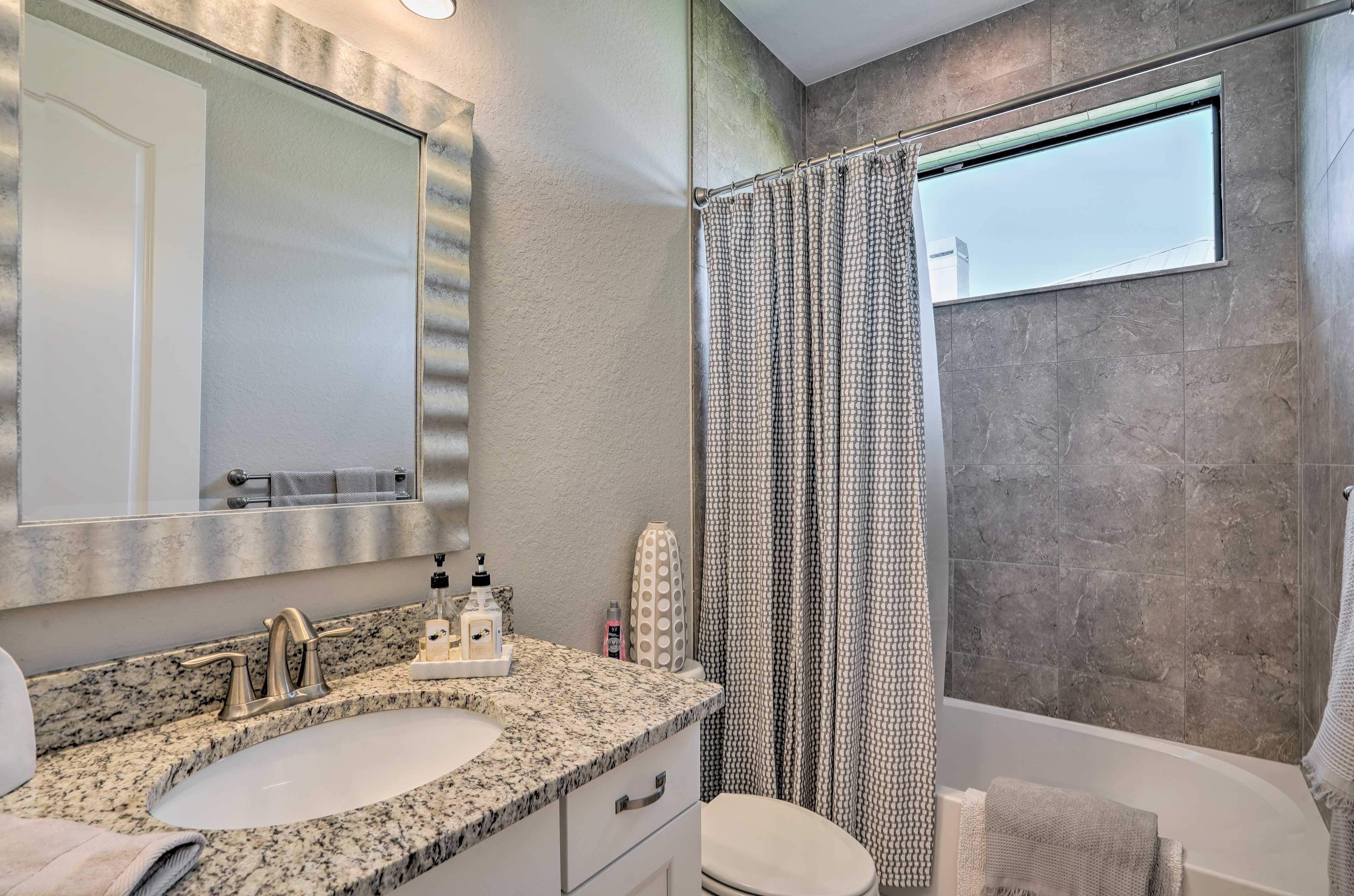 Full Bathroom | Shower/Tub Combo | Towels Provided