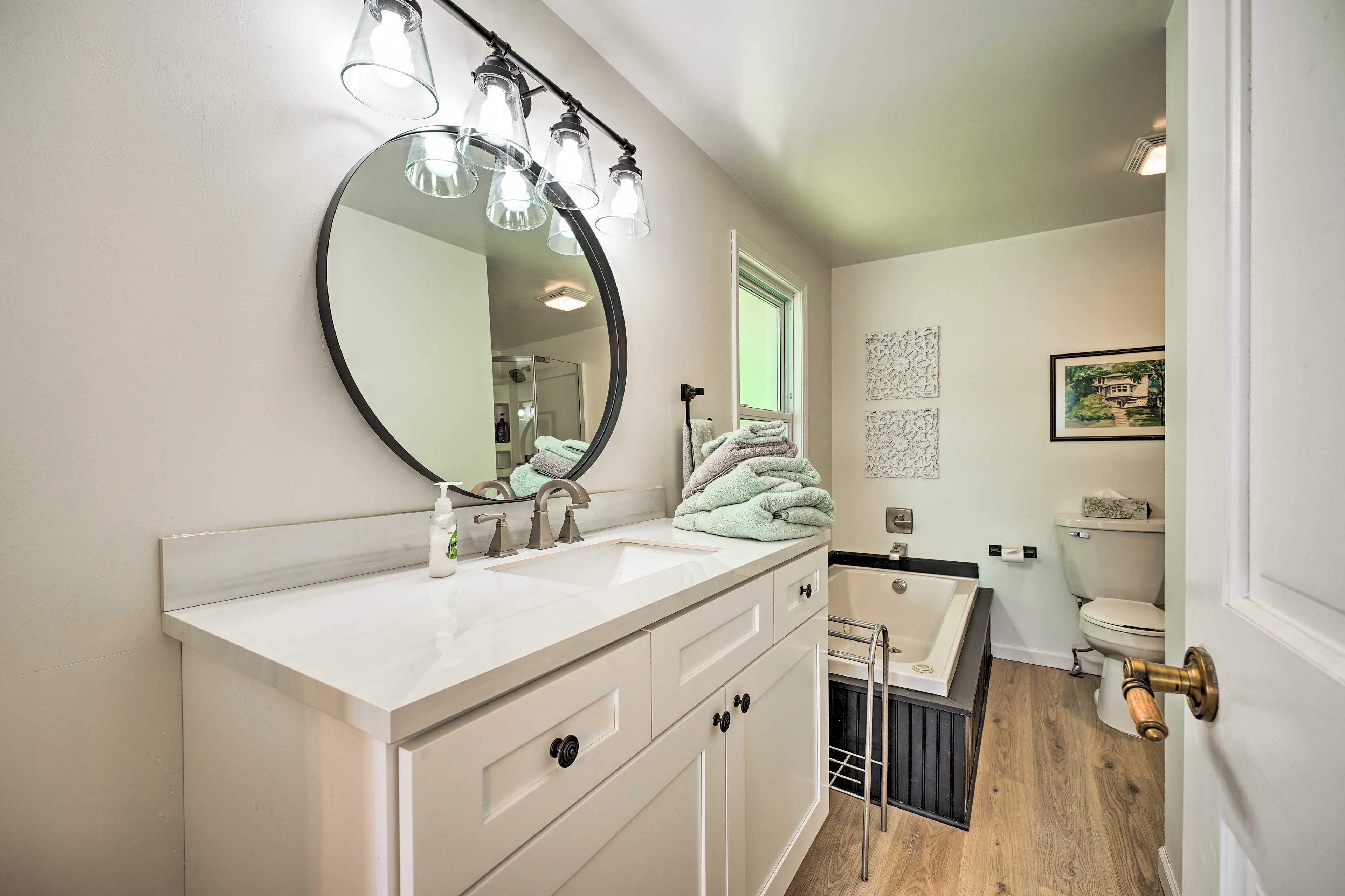 En-Suite Bathroom | Towels Provided | Jetted Tub | 3rd Level