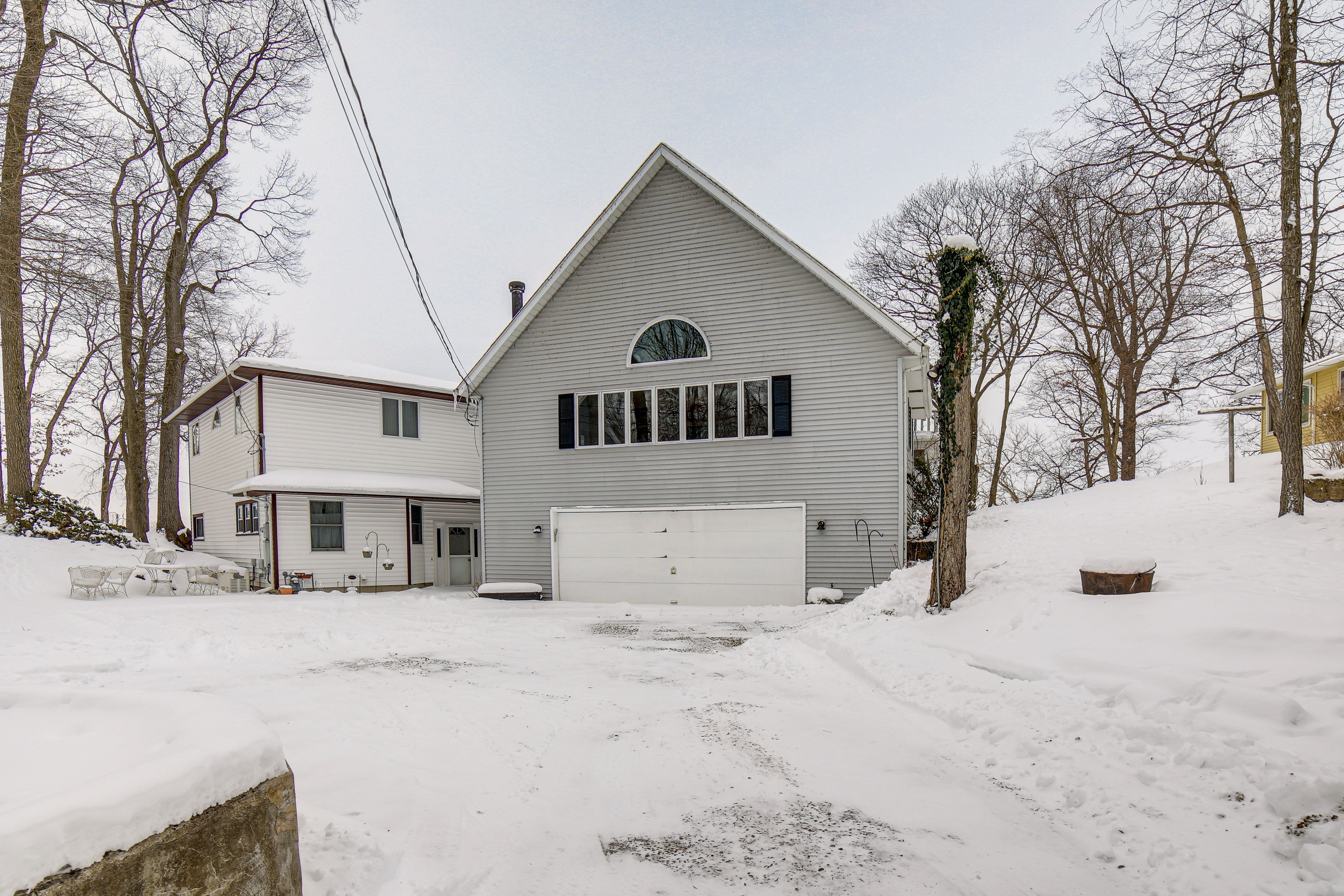 Parking | Driveway (5-6 Vehicles) | RVs/Trailers Welcome