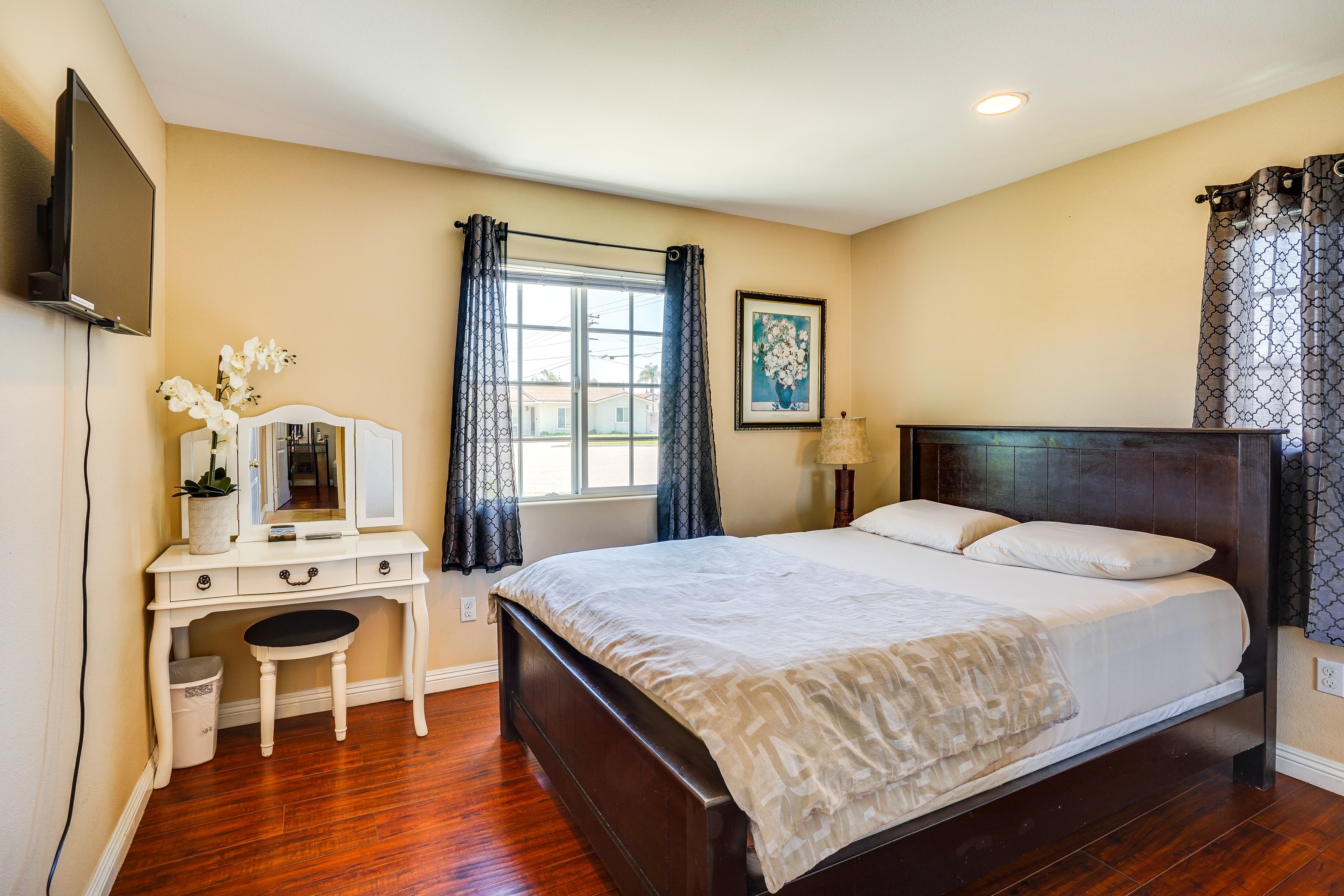 Bedroom 2 | Queen Bed | Smart TV | Vanity