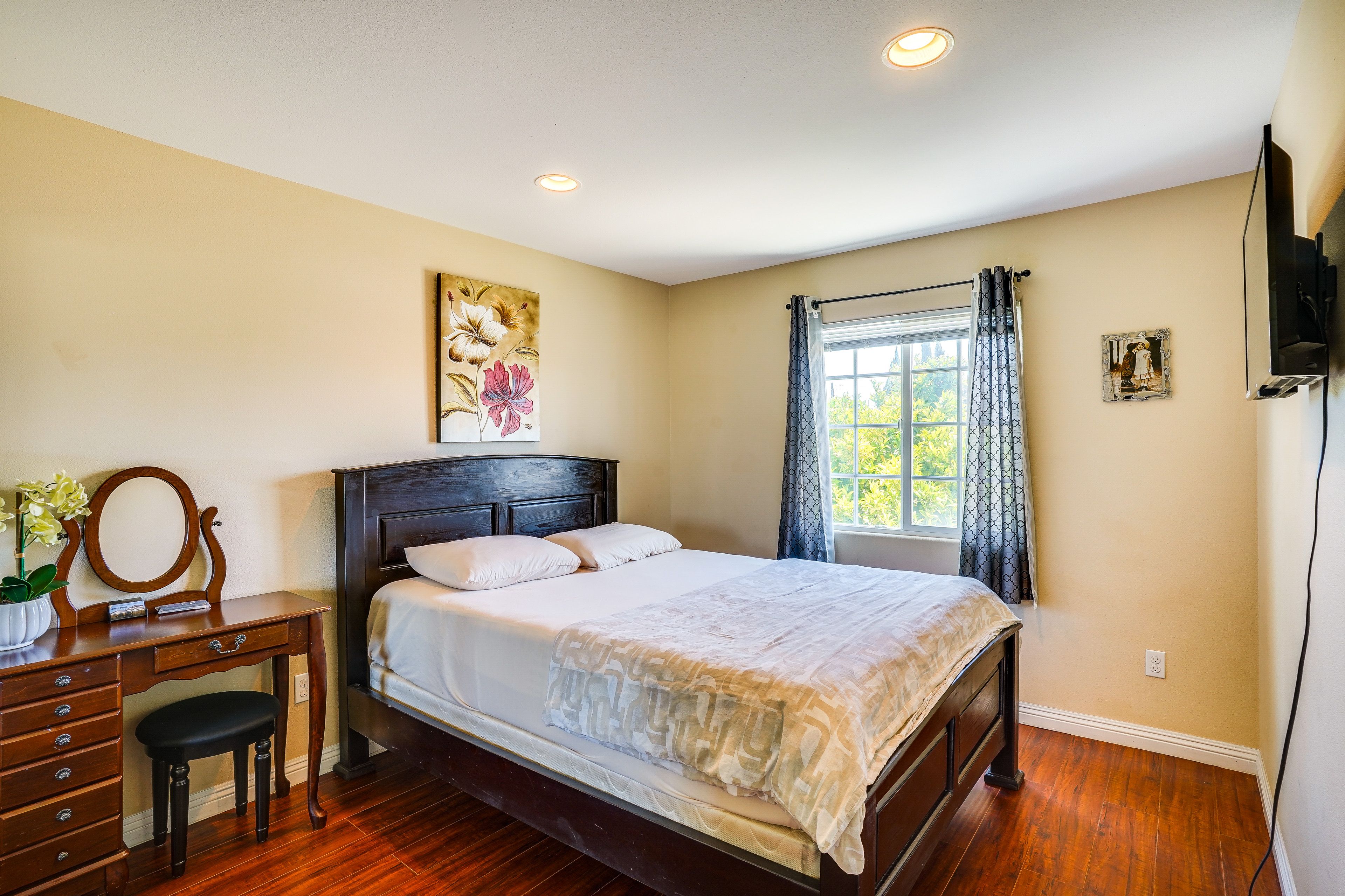 Bedroom 3 | Queen Bed | Smart TV | Vanity