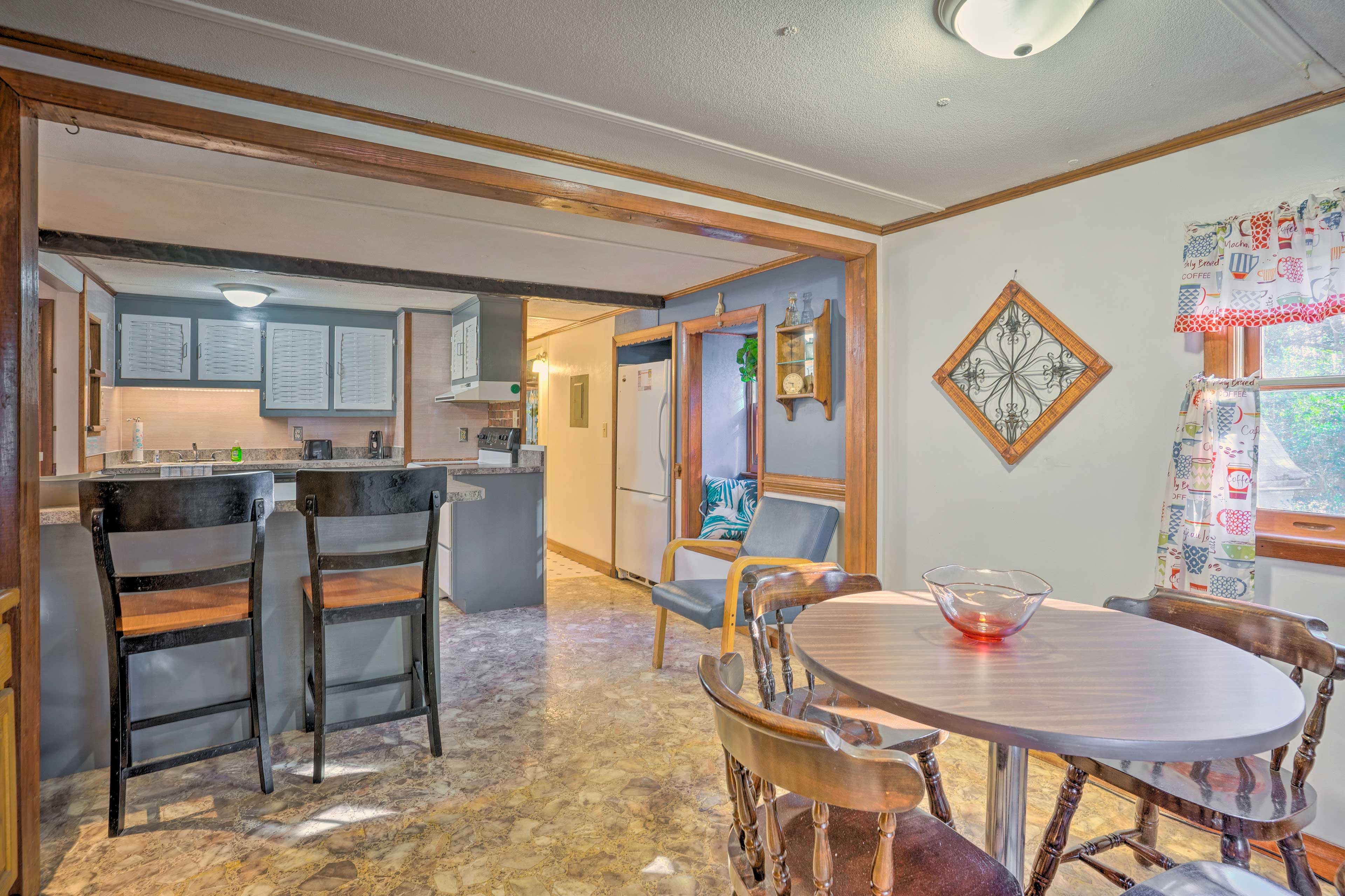 Kitchen | 2-Person Breakfast Bar