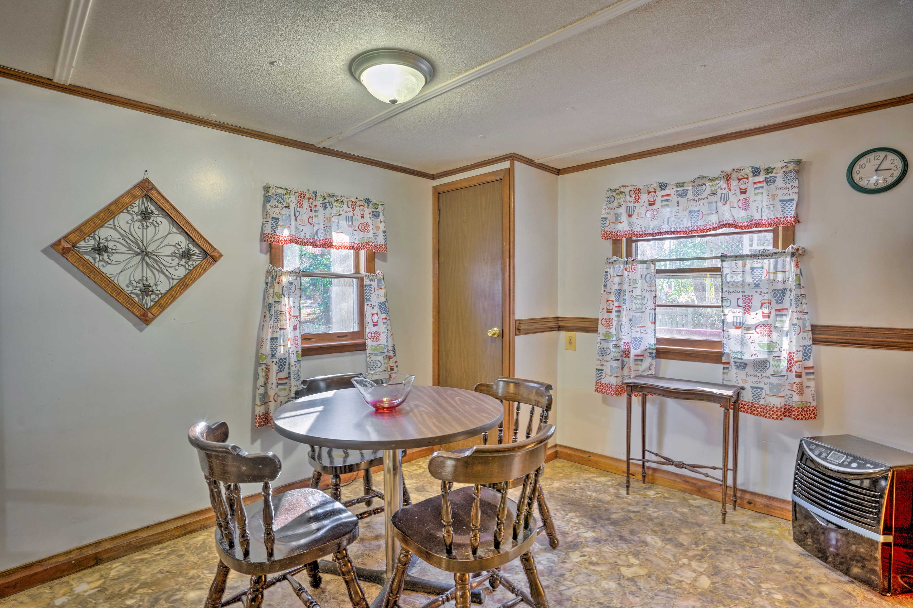 Dining Area | 4-Person Table