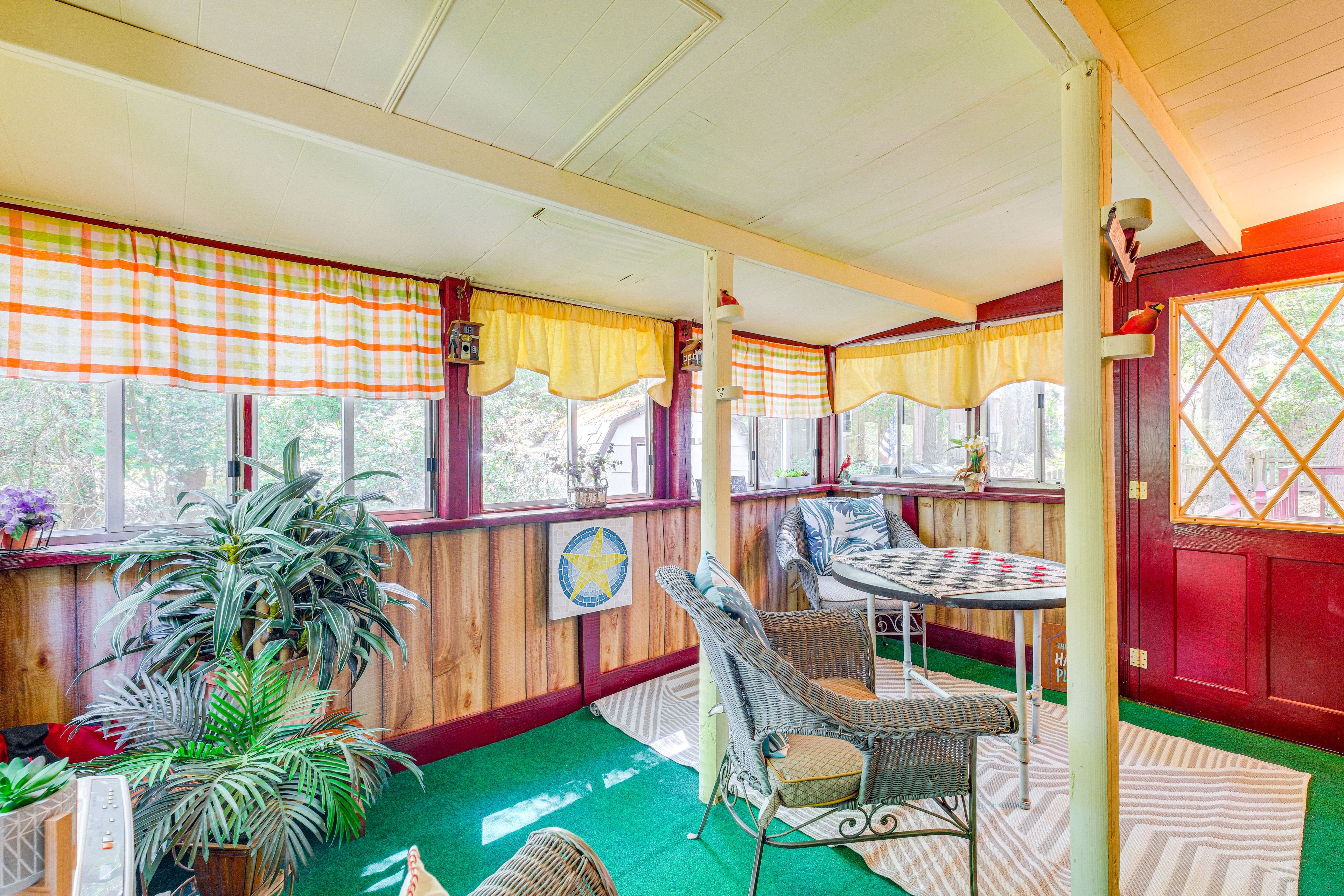 Furnished Sunroom | Dry Bar