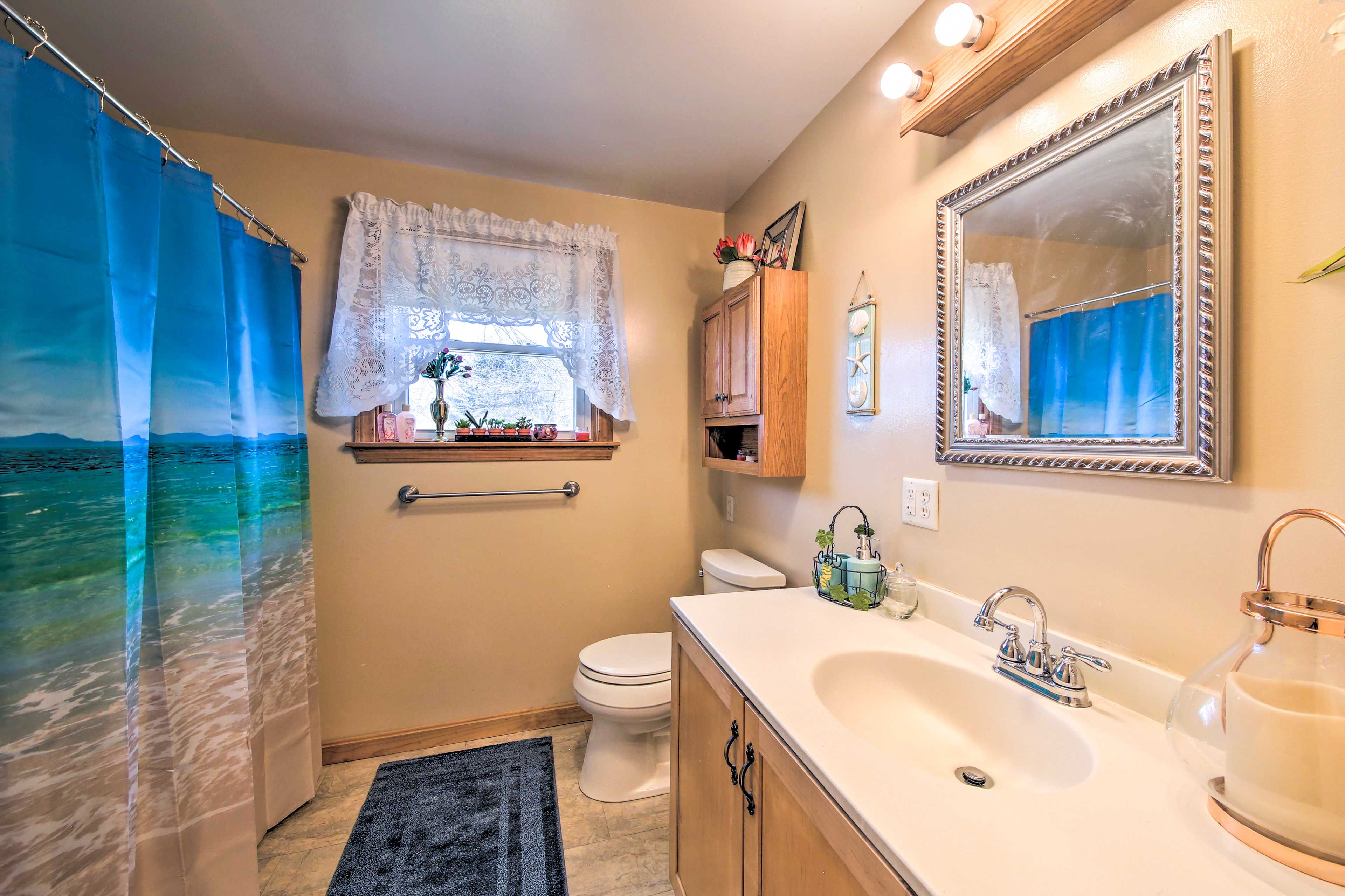 Full Bathroom | Towels Provided | Complimentary Toiletries | Hair Dryer