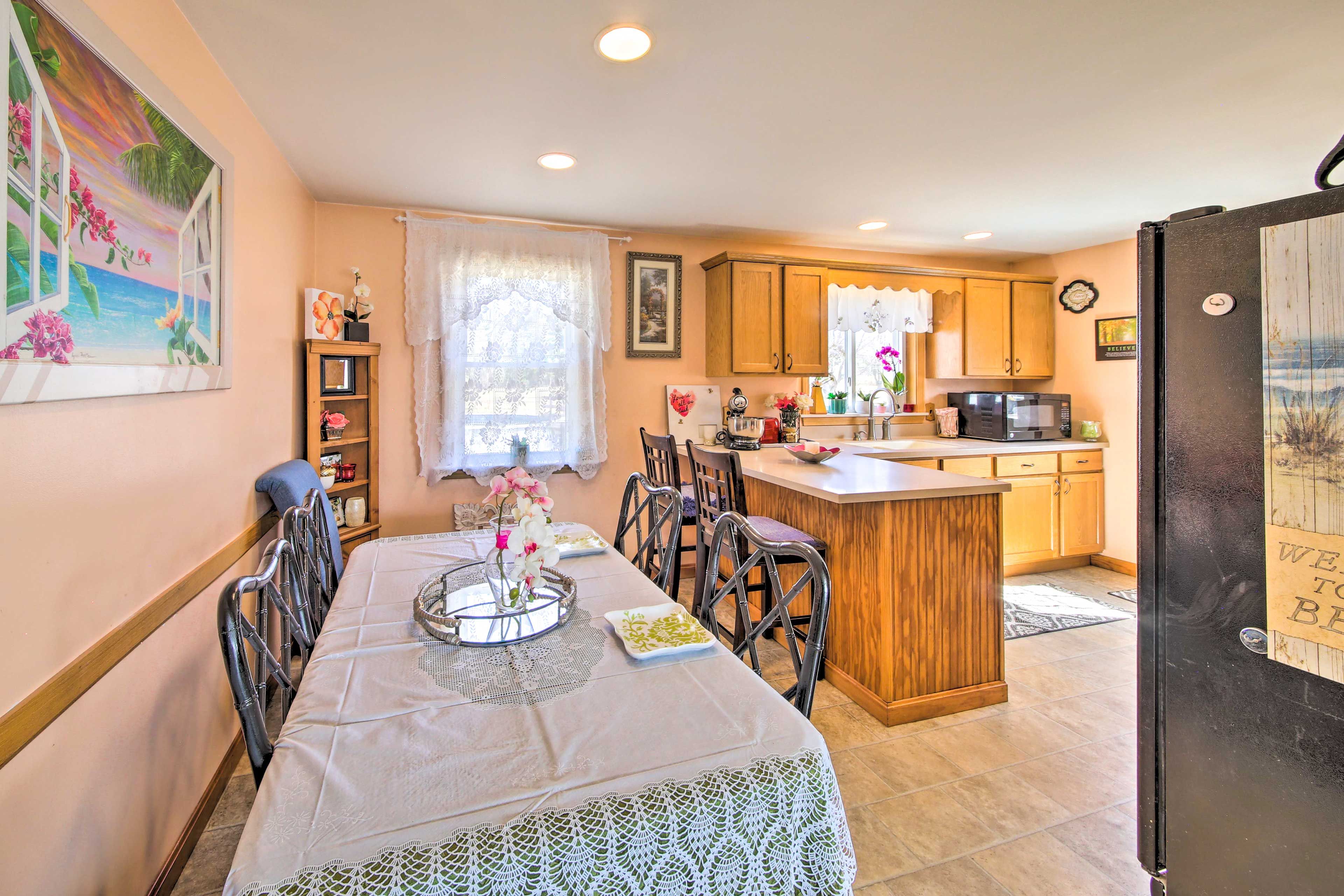 Dining Area | Dishware Provided