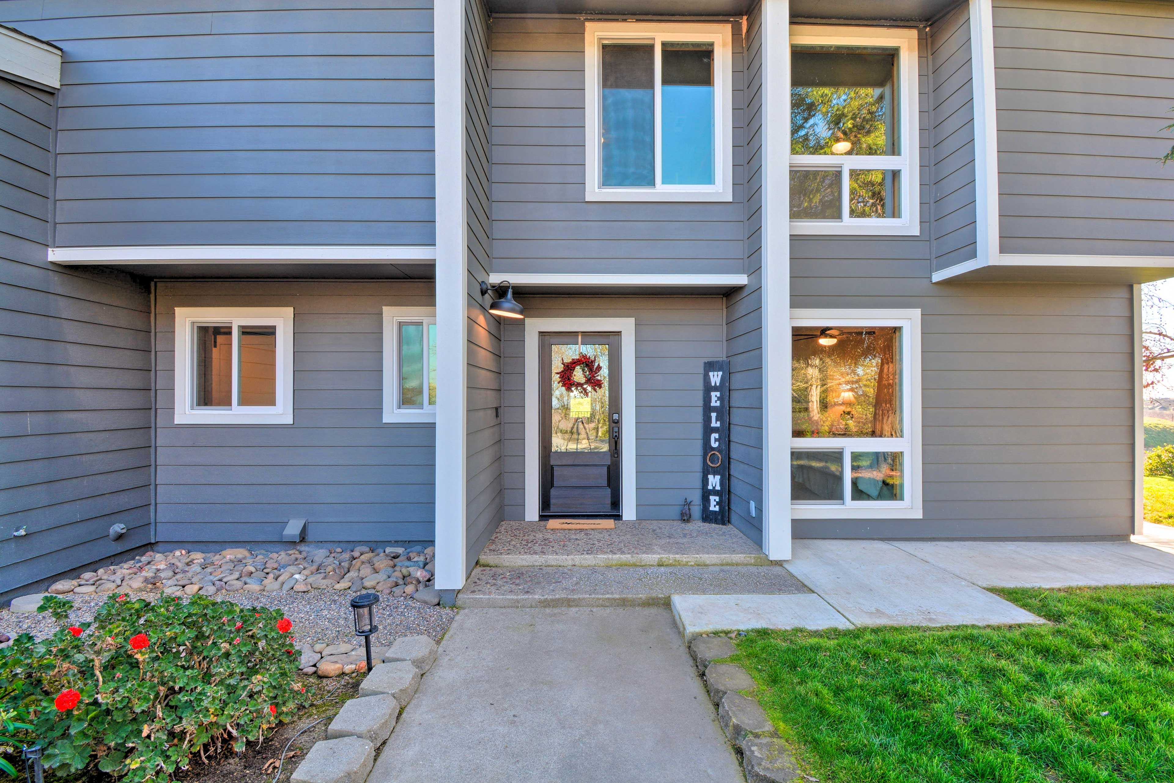 Home Entrance | 2 Steps Required