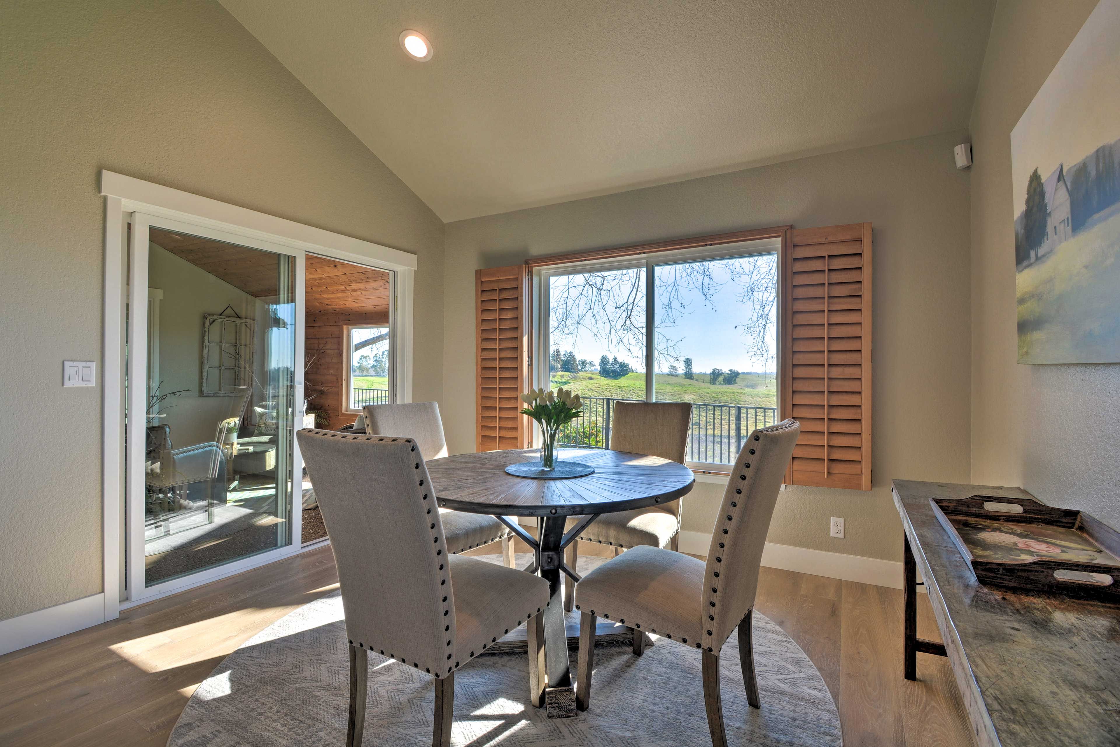 Dining Area | Dishware & Flatware Provided