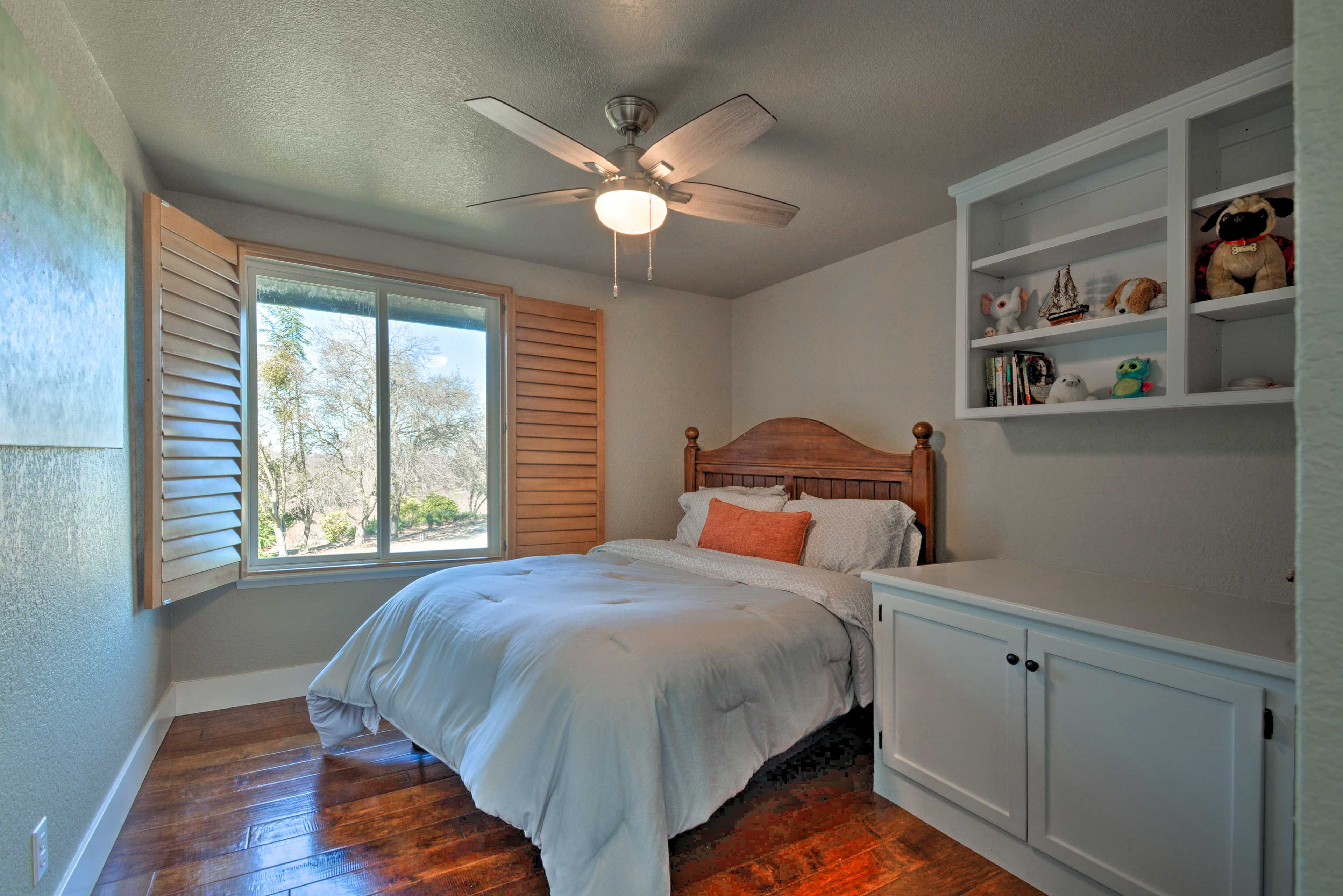 Bedroom 4 | Queen Bed