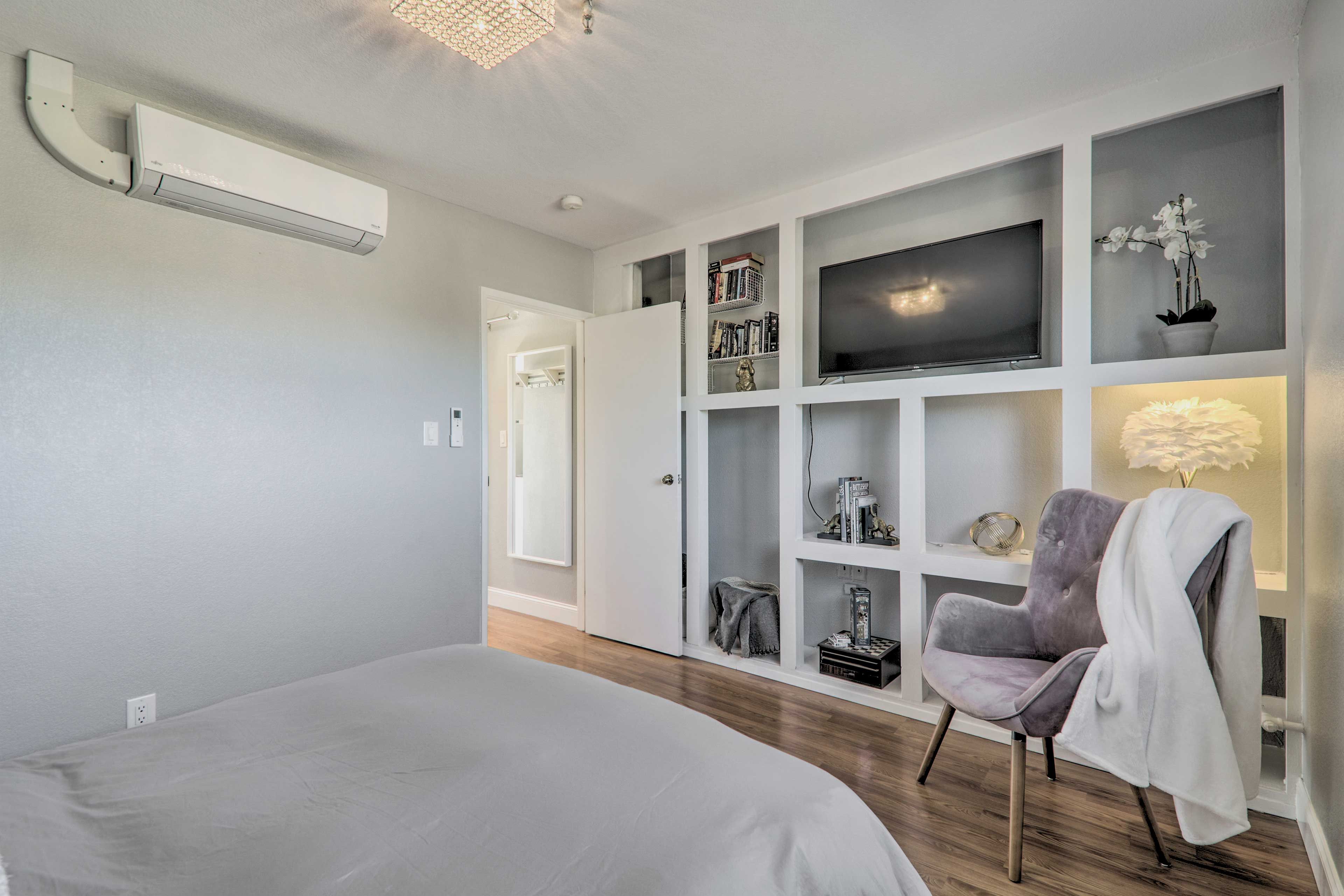 Bedroom | TV w/ Cable