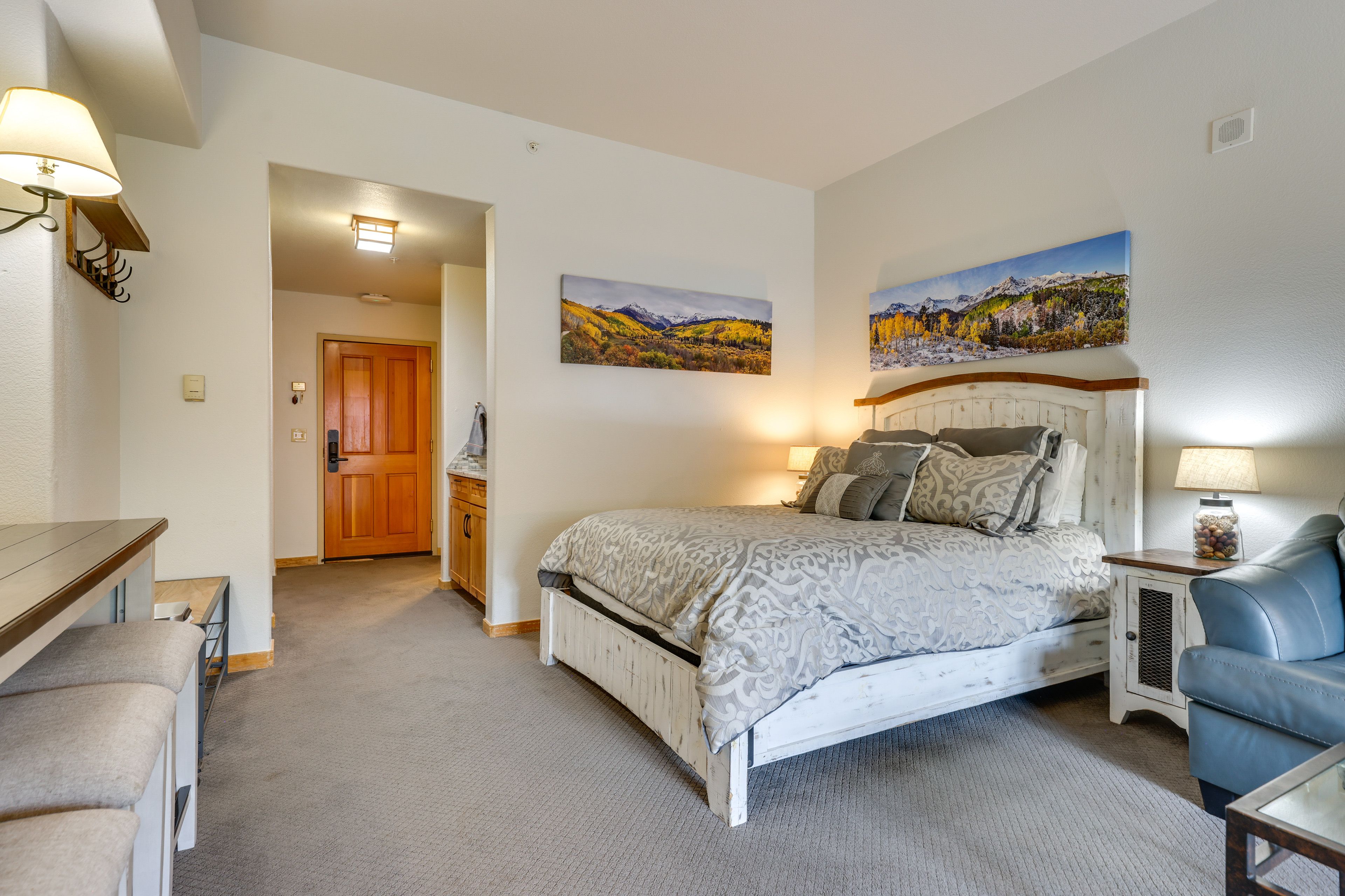 Studio | Queen Bed