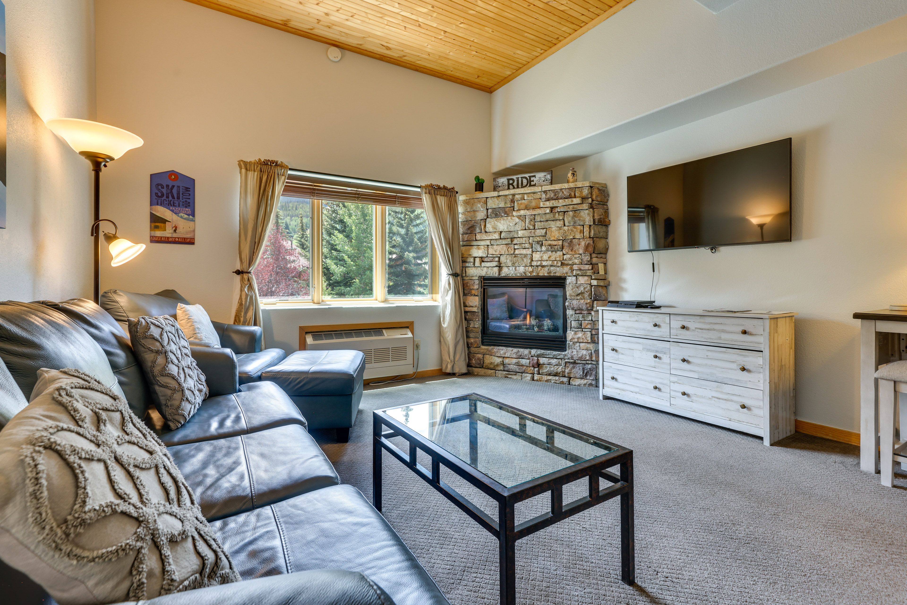 Living Area | Sleeper Sofa | Smart TV w/ Cable