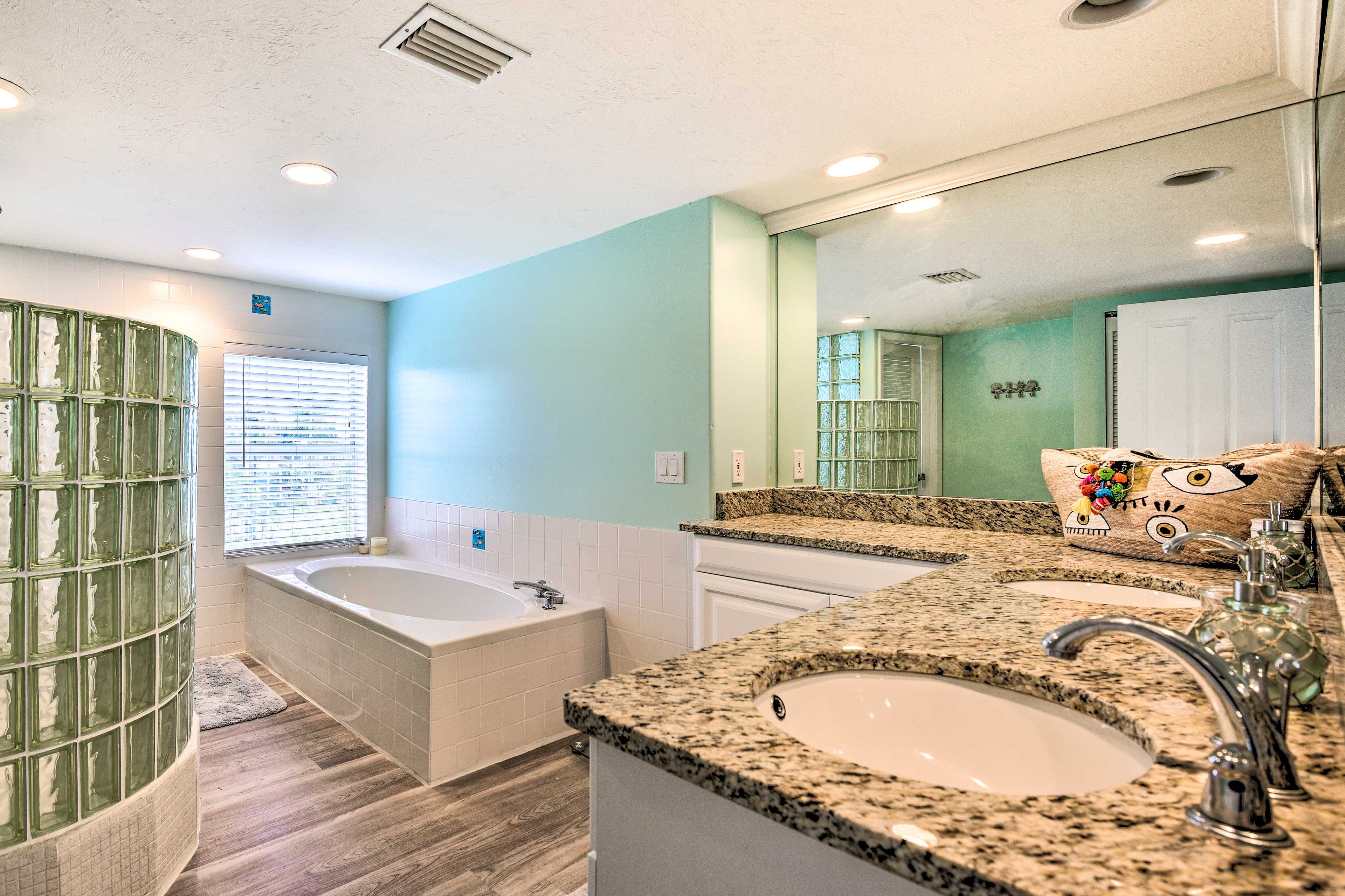 En-Suite Bathroom | Upper Level | Towels Provided