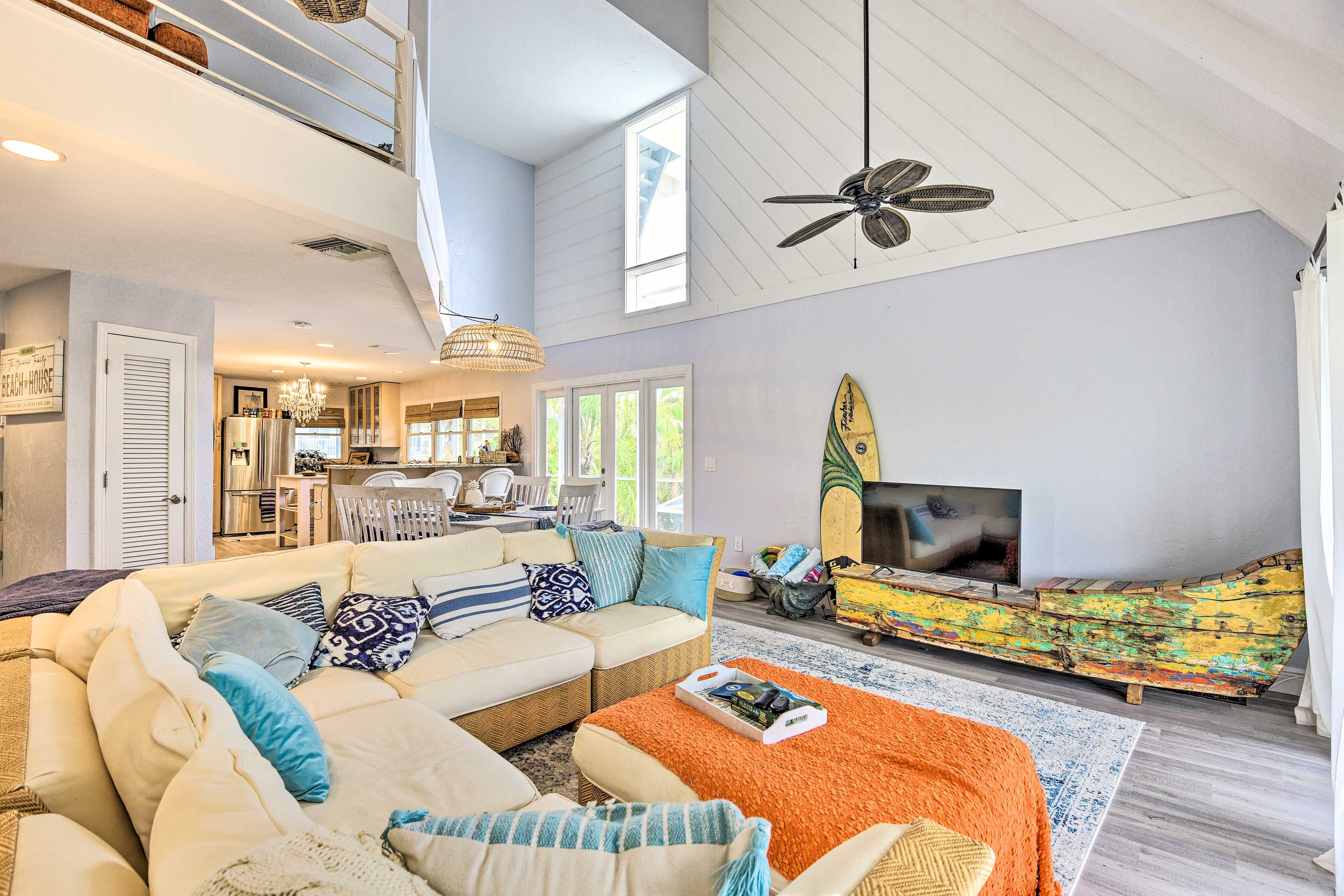 Living Room | Smart TV w/ Cable