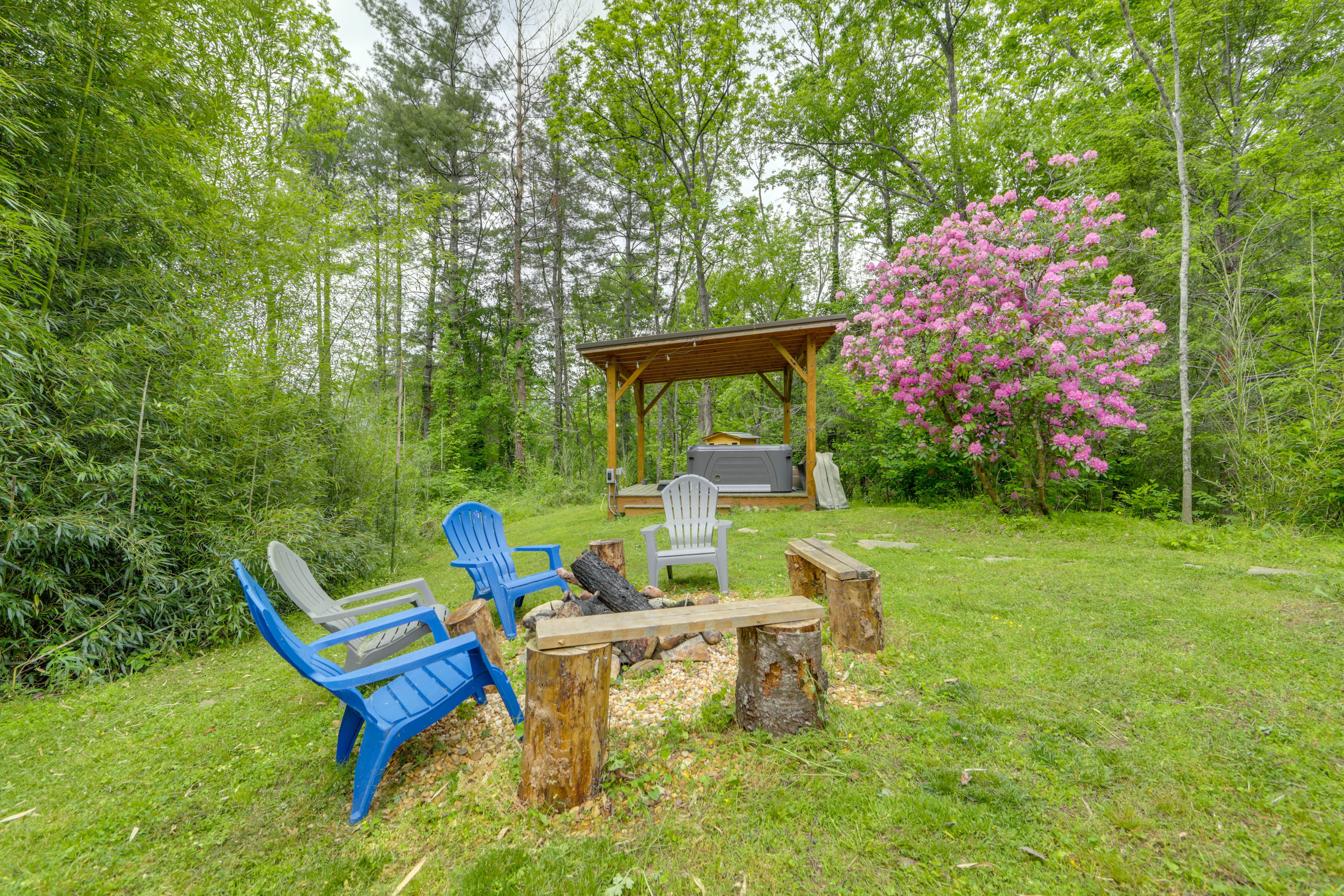 Backyard | 2 Fire Pits | Hot Tub | Sauna | Yoga Deck