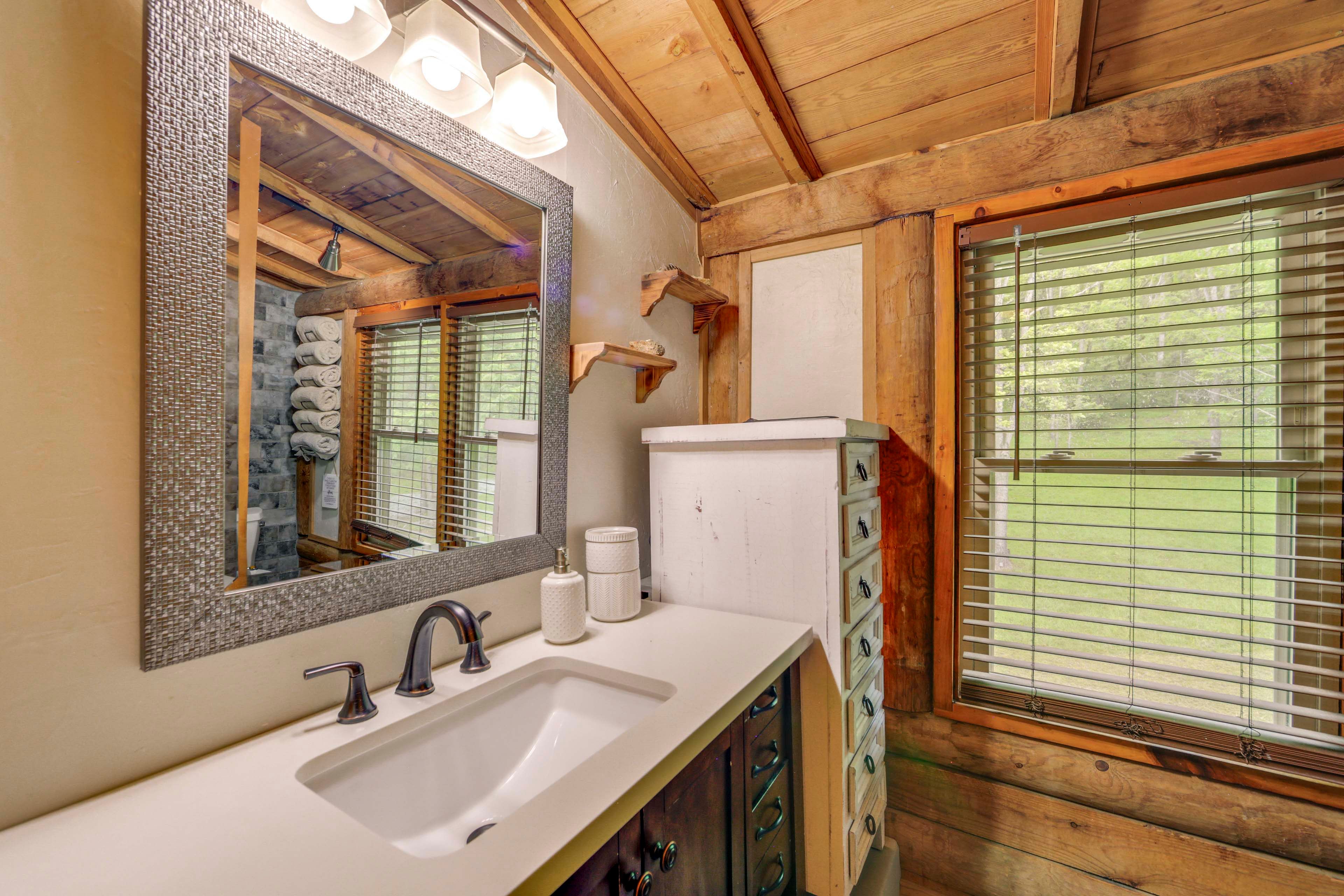 Full Bathroom | Complimentary Toiletries