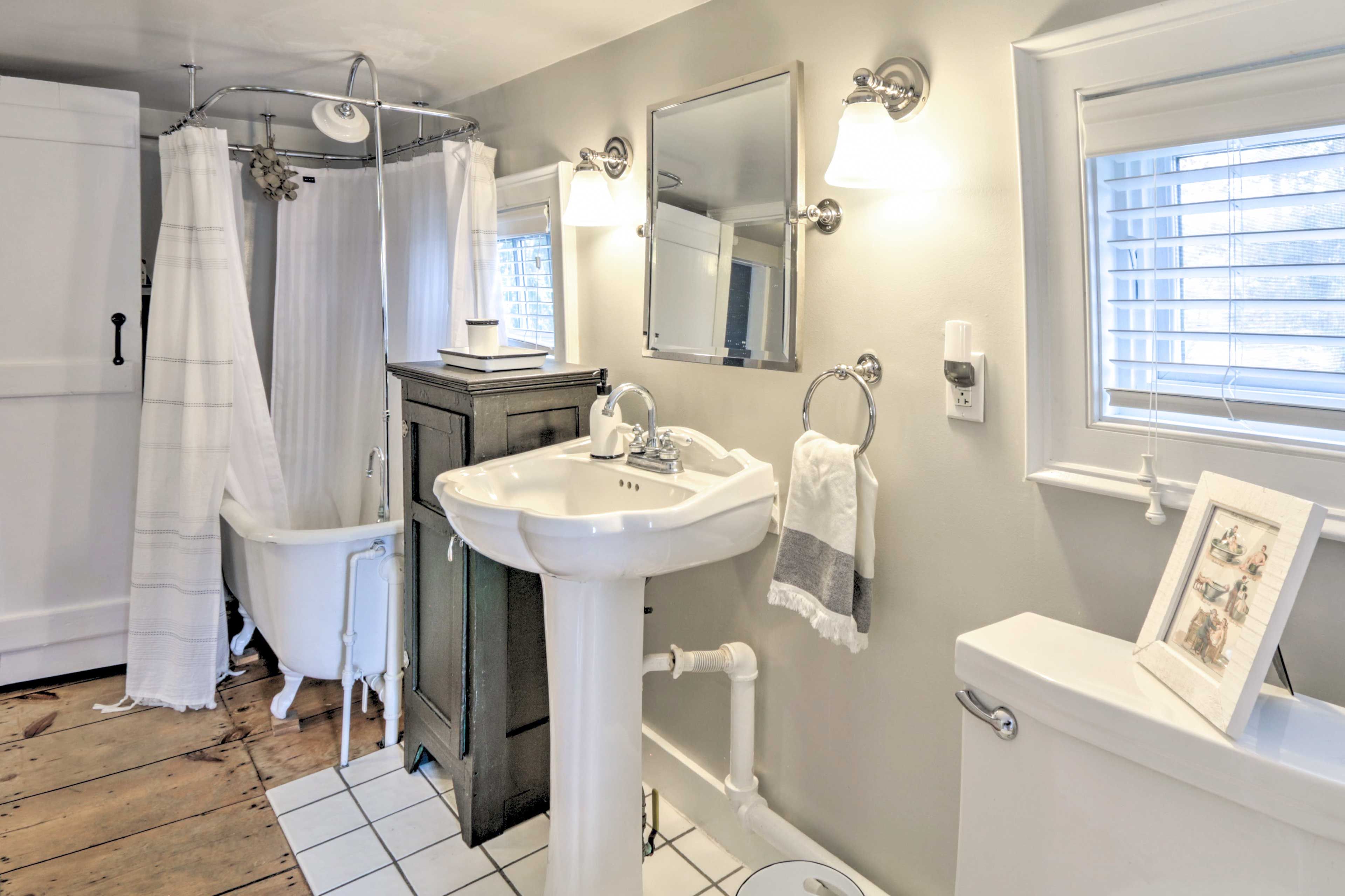 En-Suite Bathroom | Linens & Towels Provided | 2nd Floor