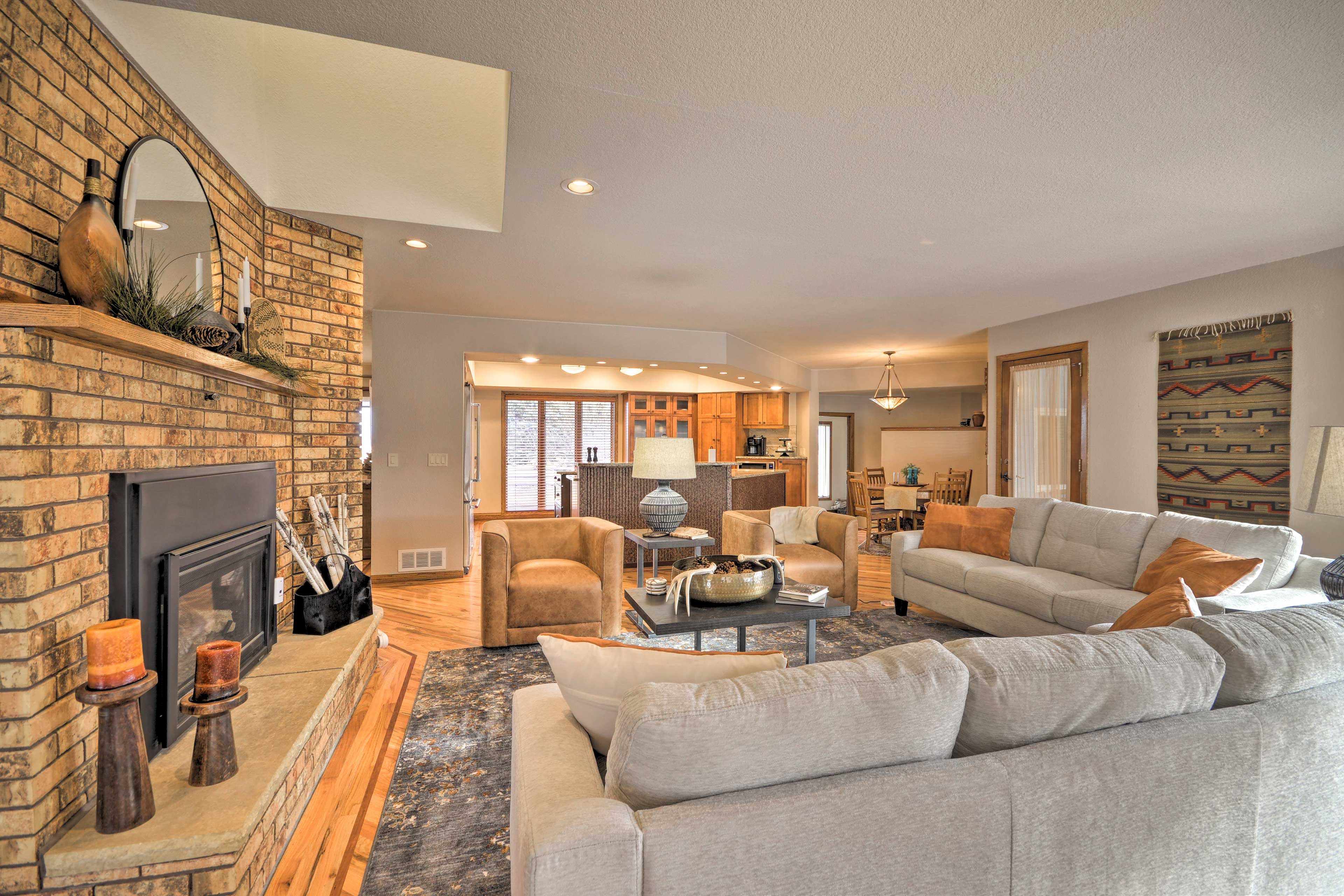 Living Room | Gas Fireplace