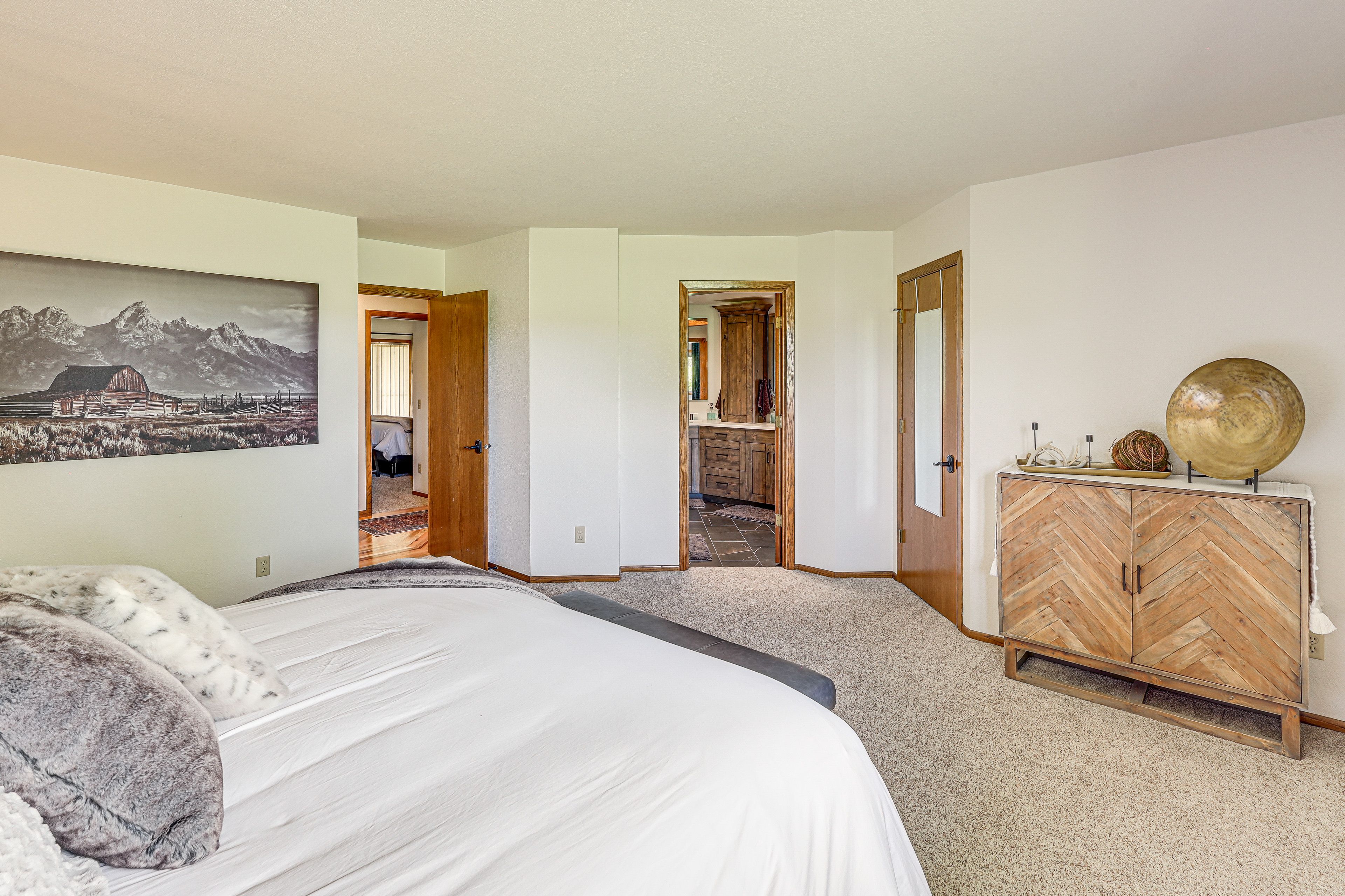 Bedroom 1 | Linens Provided | En-Suite Bathroom