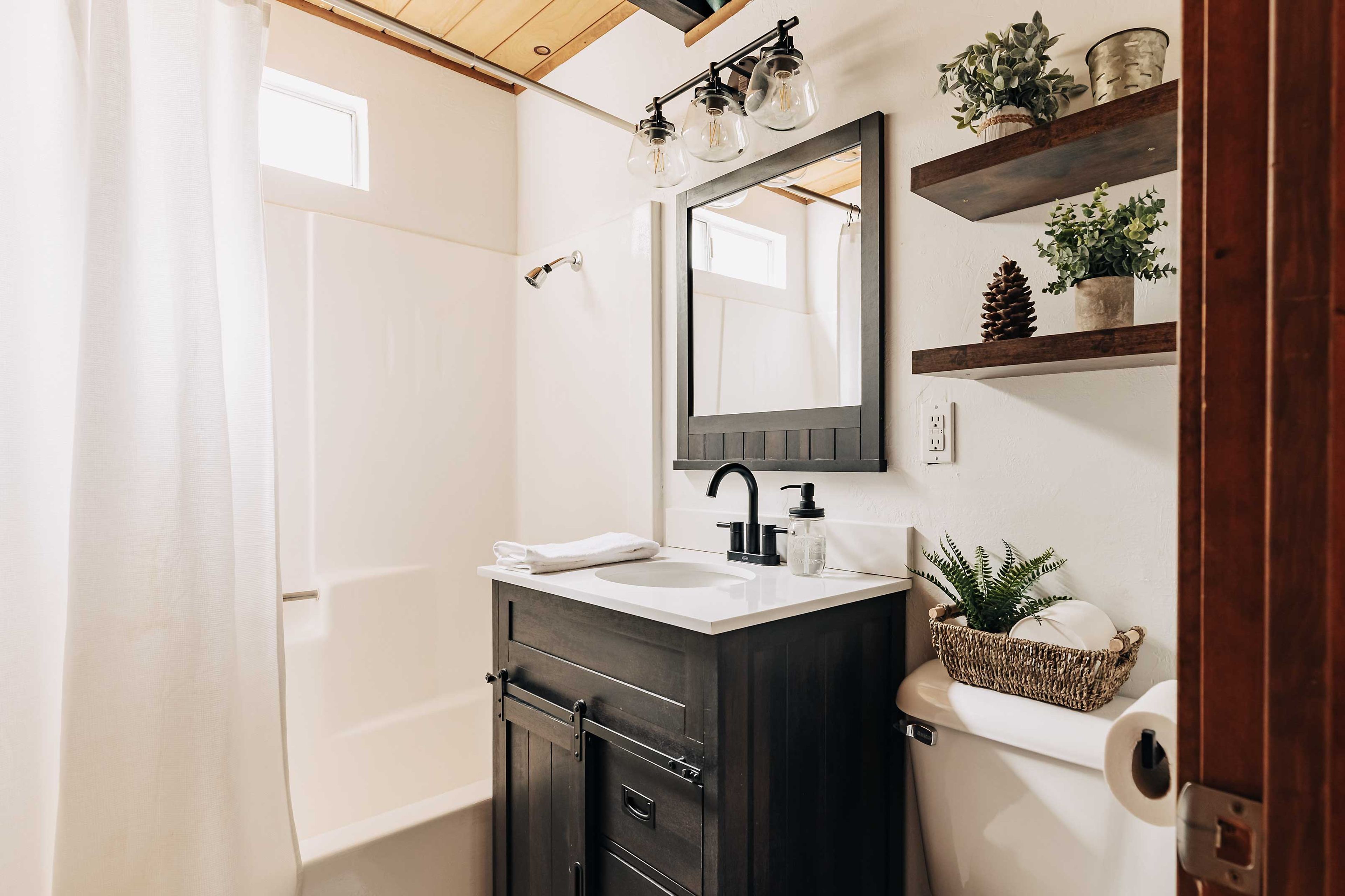 Full Bathroom | Main Level | Towels Provided