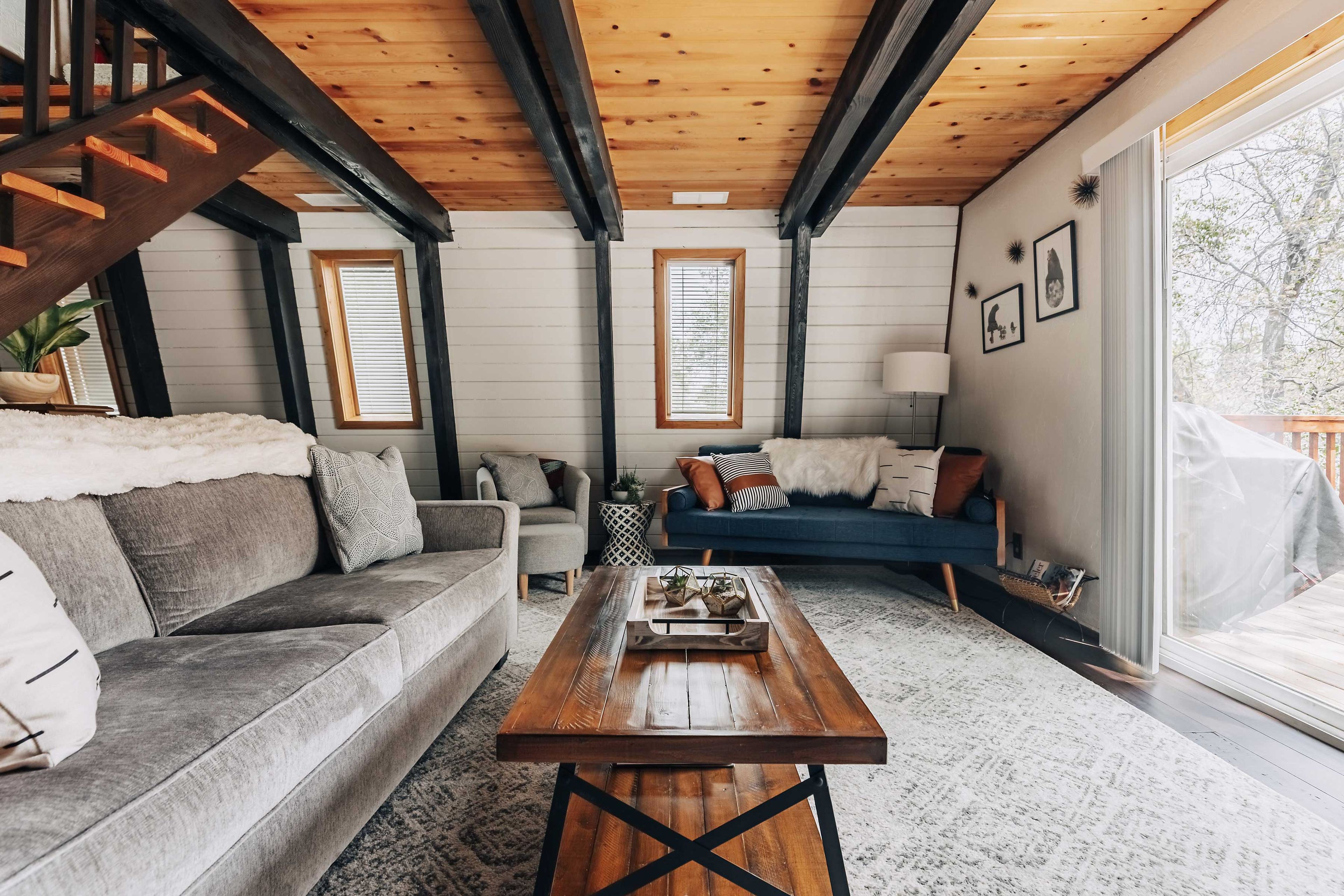 Living Room | Smart TV | Cable | Free WiFi