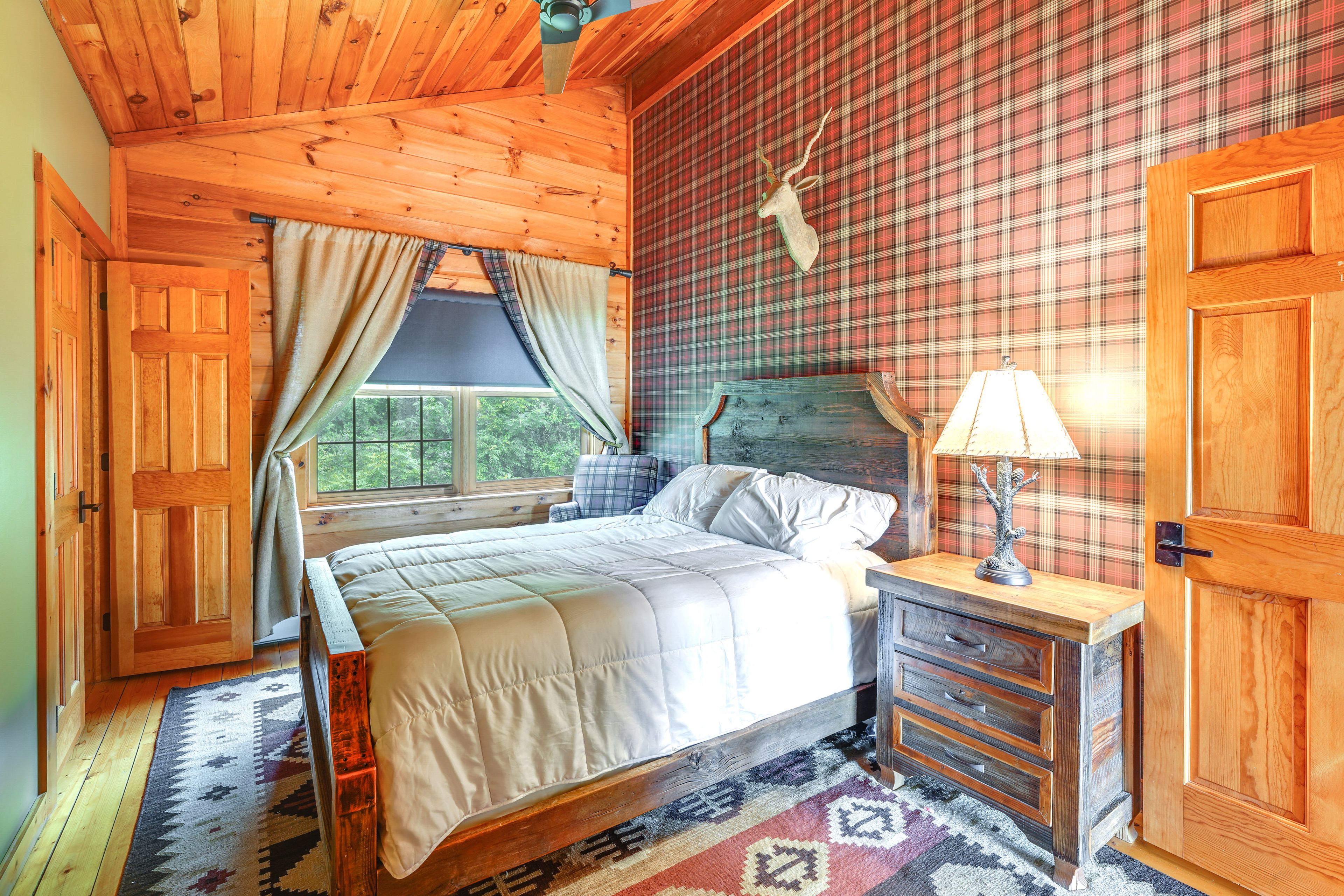 Bedroom 3 | Queen Bed
