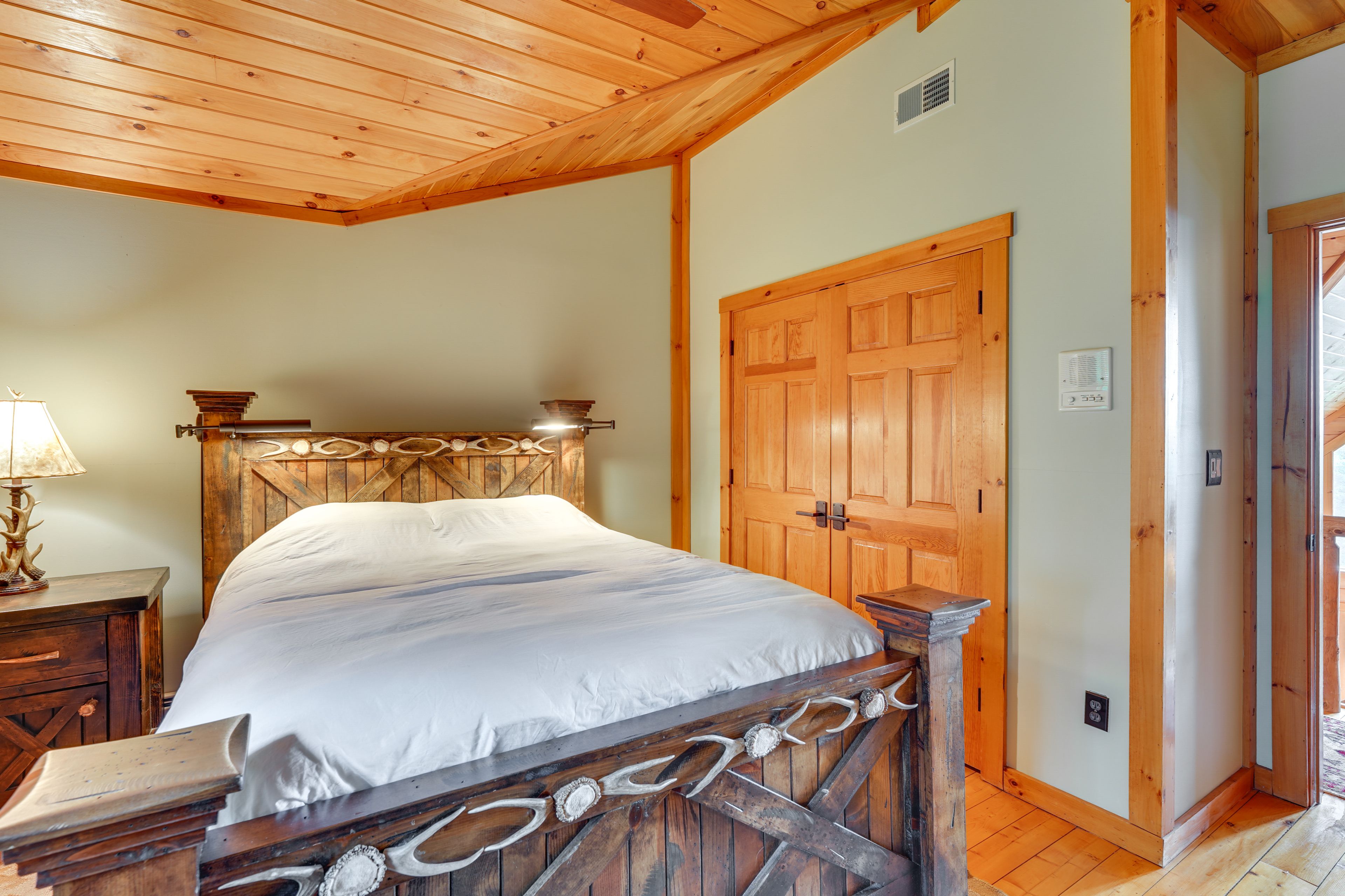 Bedroom 2 | Queen Bed
