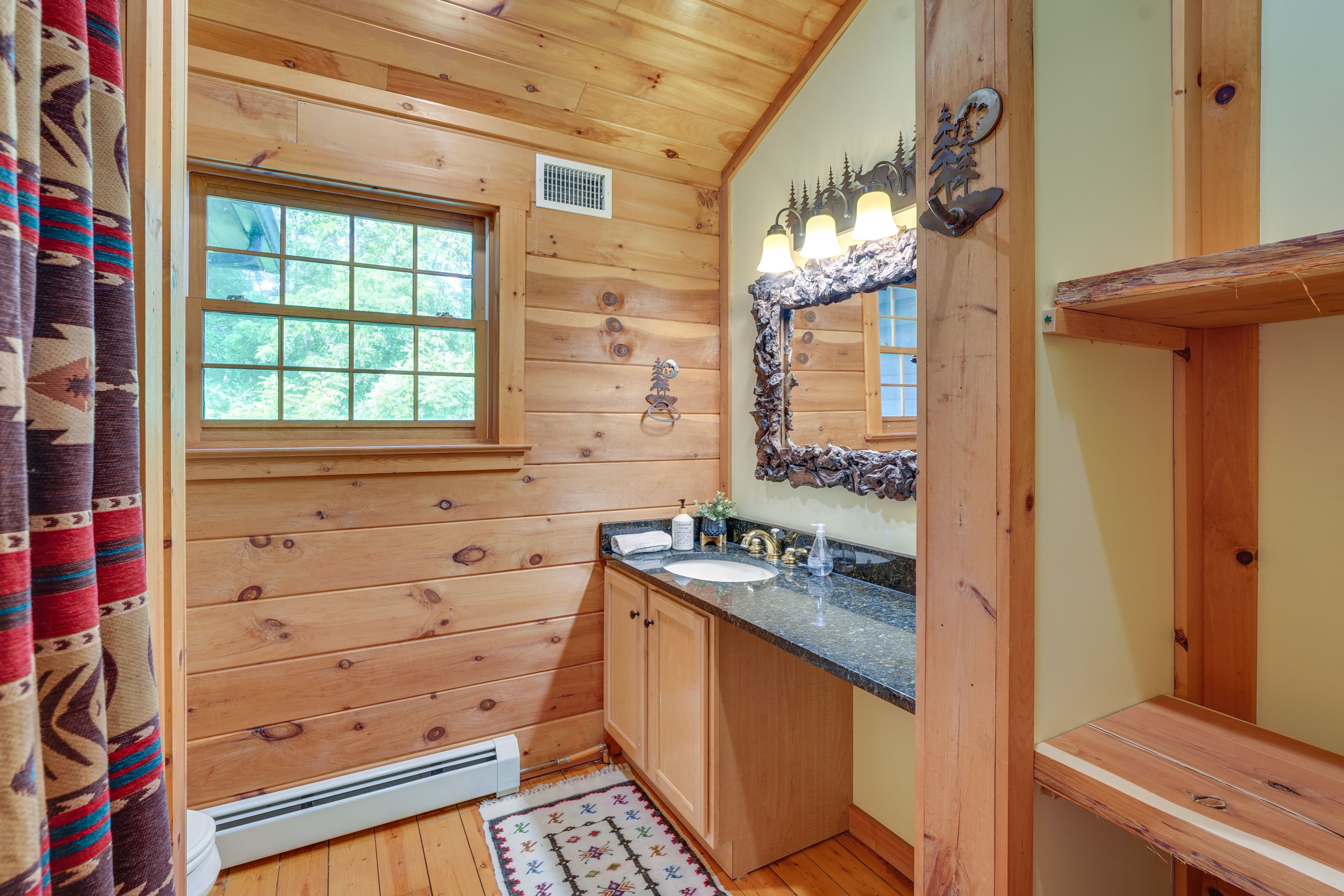 Full Bathroom | Towels Provided