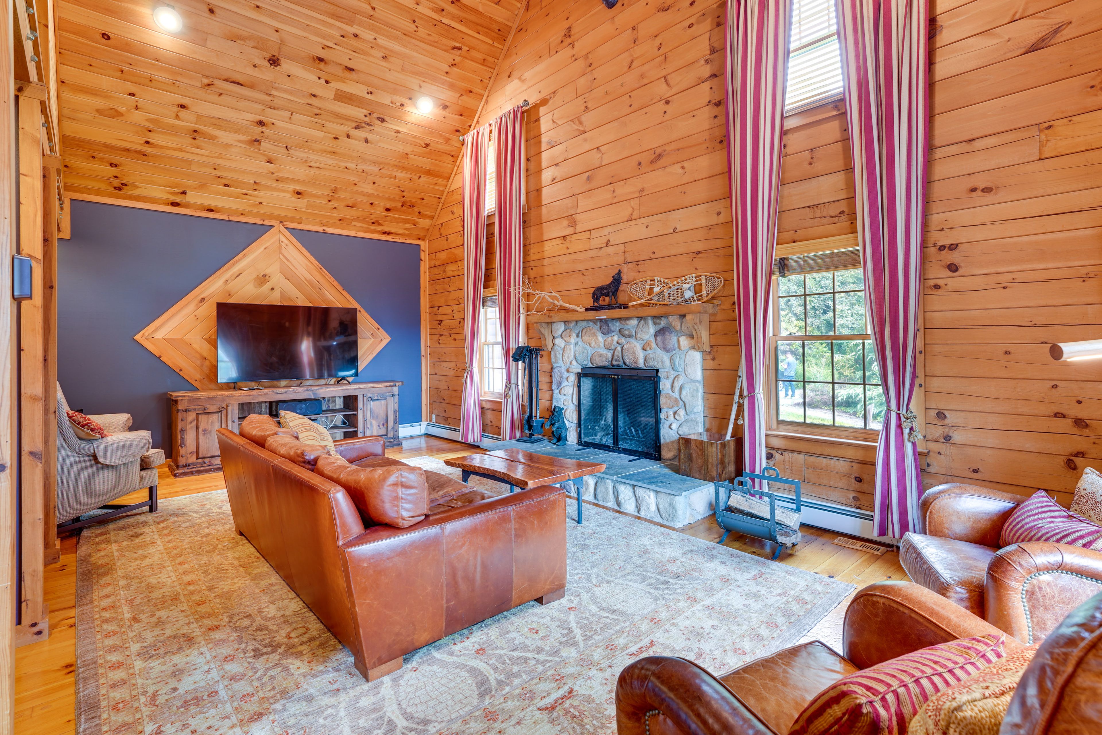 Living Room | Smart TV | Free WiFi