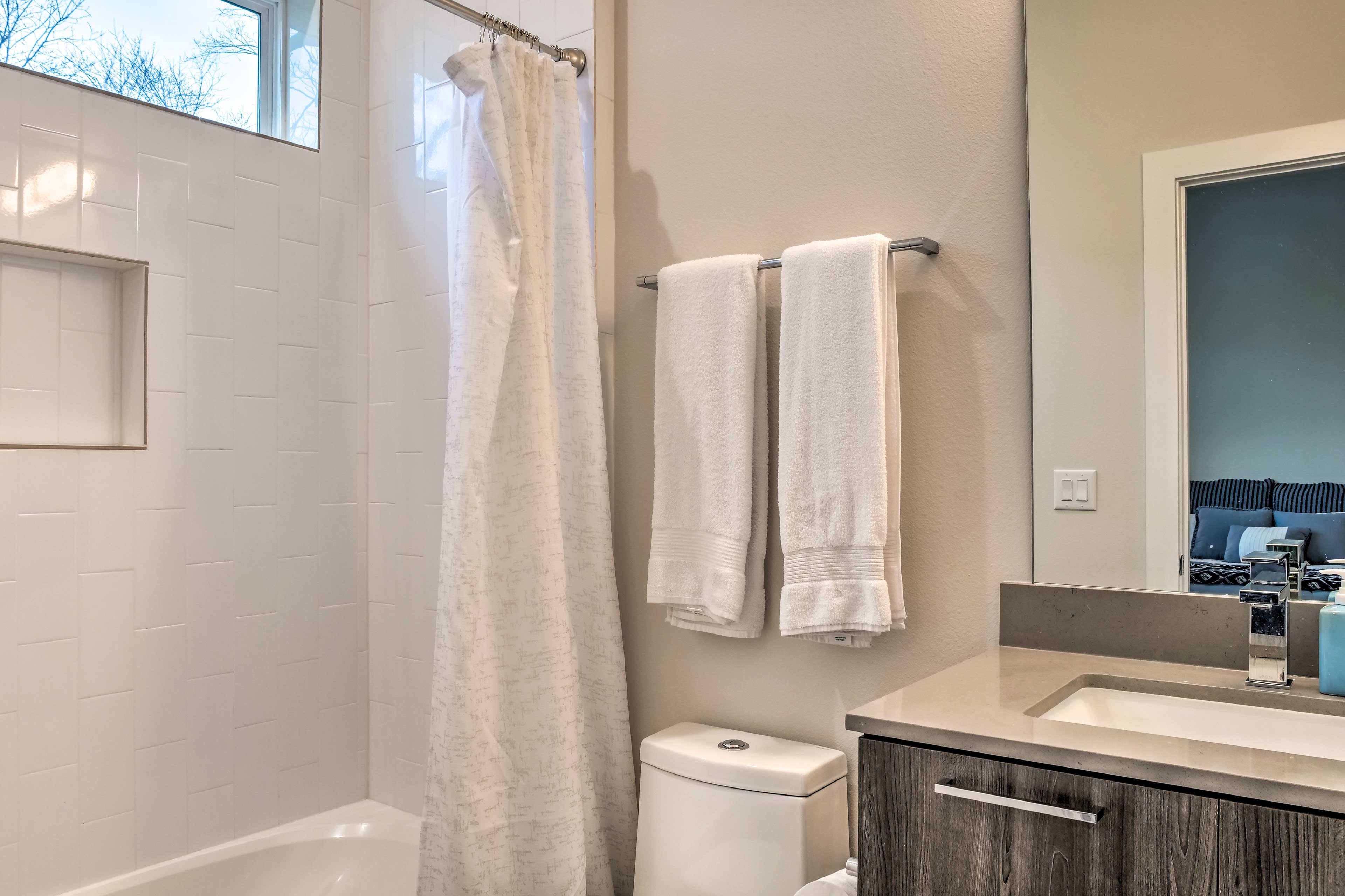 En-Suite Bathroom | Shower/Tub Combo | Towels Provided